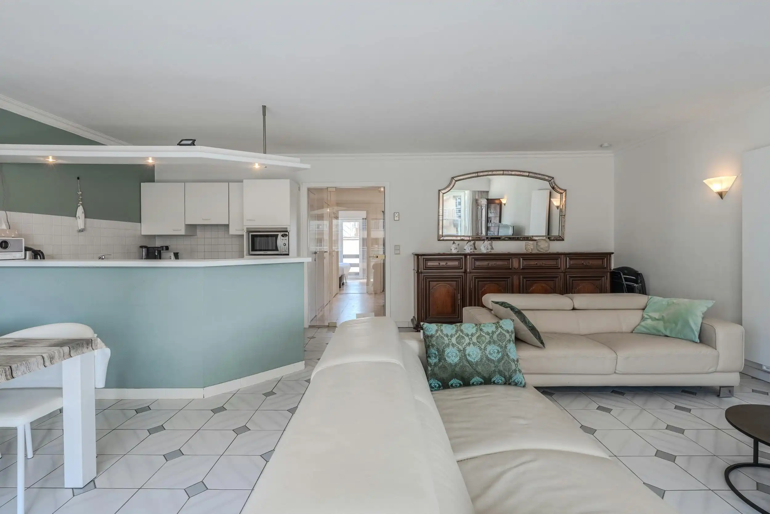 Ruim 2 slaapkamer appartement met zonneterras en zeezicht! foto 4