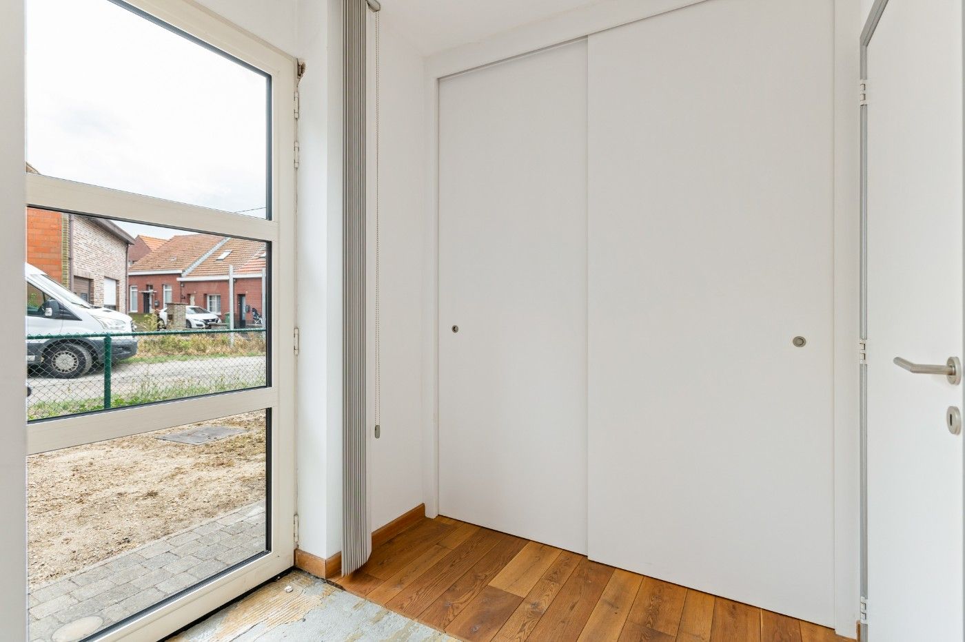 Ruime, instapklare woning met 3 slpk., dubbele garage en tuin foto 2