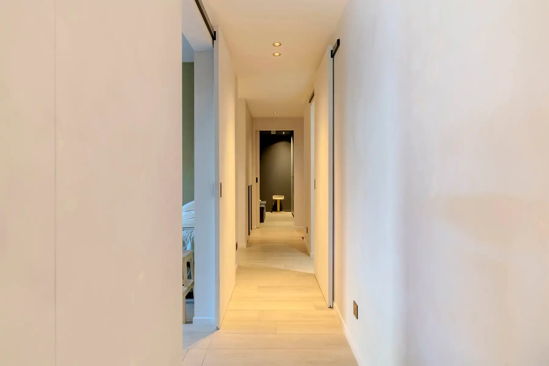 Instapklaar gelijkvloers appartement met carport, berging, luxe afwerking en aangelegde tuin foto 9