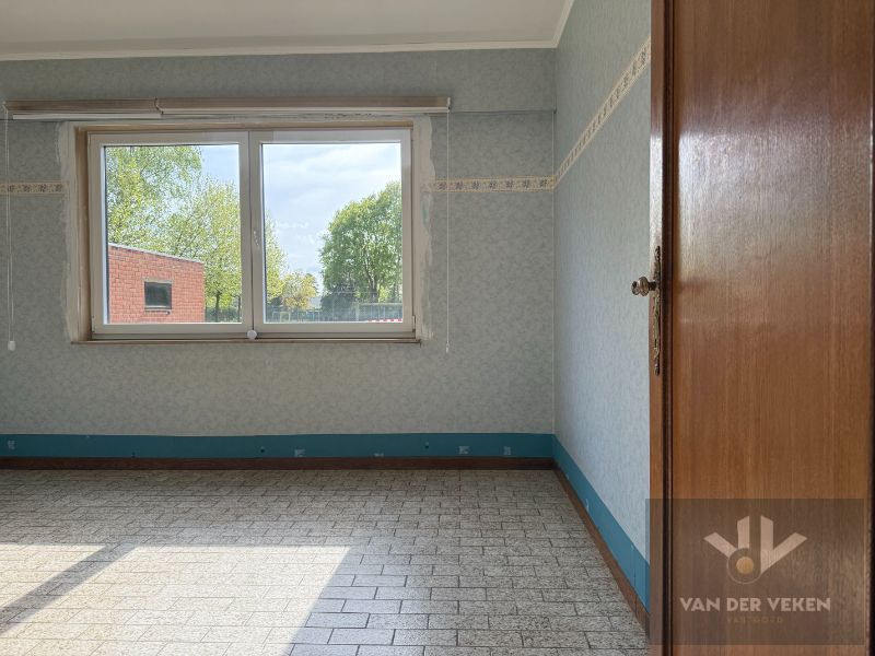 Te renoveren, ruim, centraal en toch rustig gelegen glvl 2-slpkapp met ruim terras nabij centrum Halveweg Zonhoven foto 13