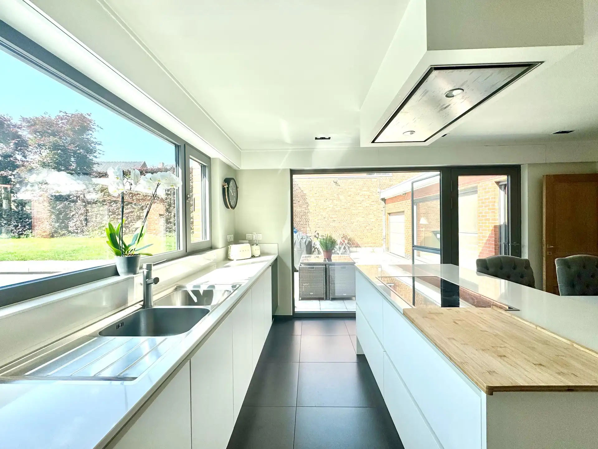 BREDE GEVEL- WOONST| HANDELSGELIJKVLOERS OF KANTOOR| DUBBELE GARAGE | TUIN |1.055 M² foto 8