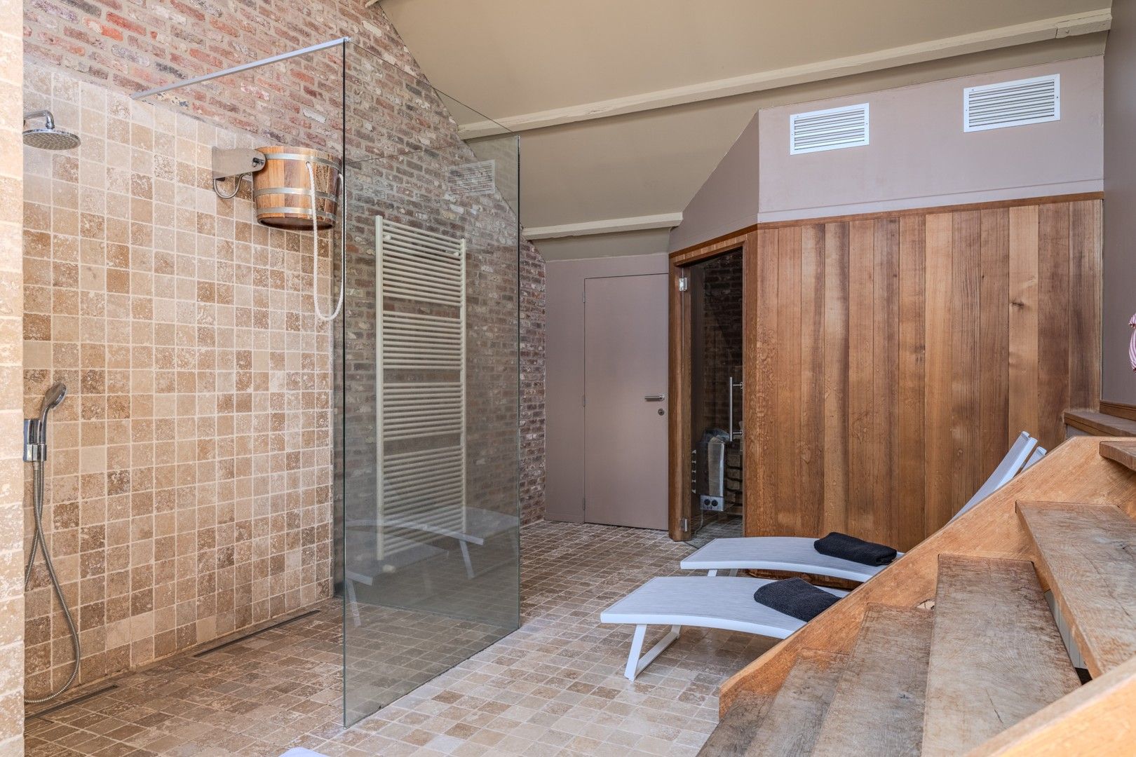 Instapklare woning met loods en vakantie-appartement foto 23