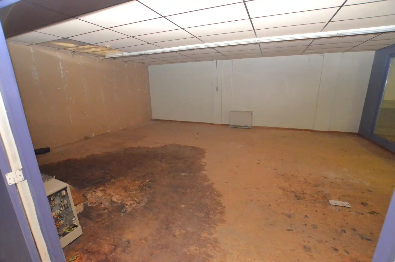 Ruim woonhuis met pakhuis/loods foto 3