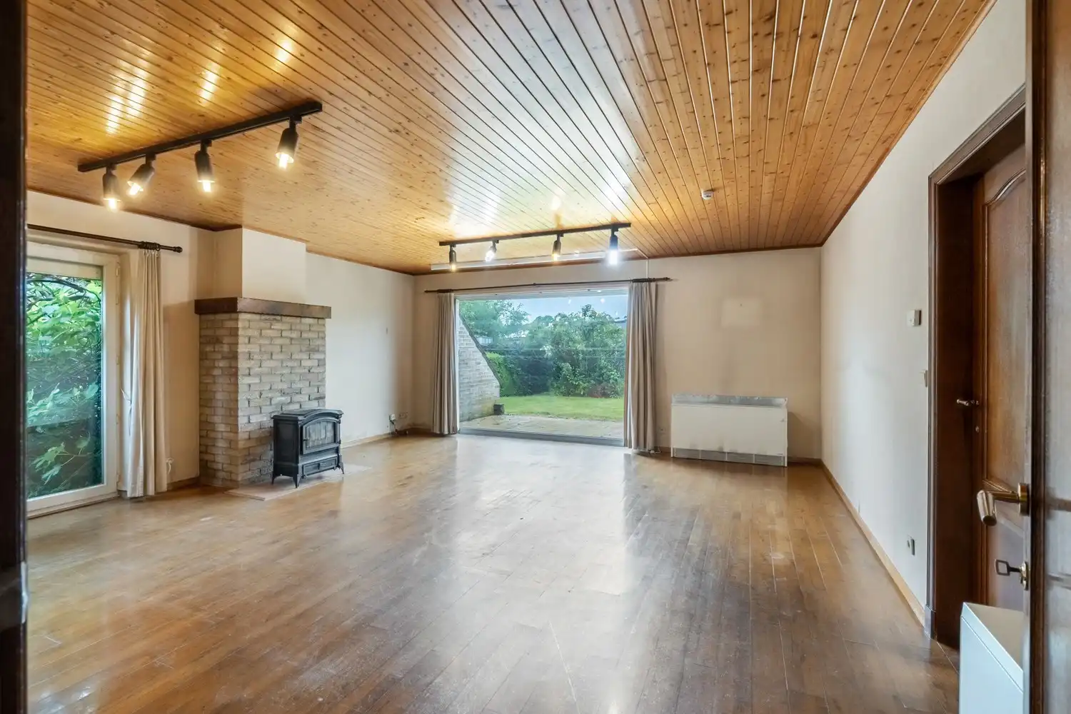 Te renoveren woning met vier slaapkamers, inpandige garage en noordwest georiënteerde tuin op een perceel van 6 are 78 ca te Begijnendijk ! foto 5