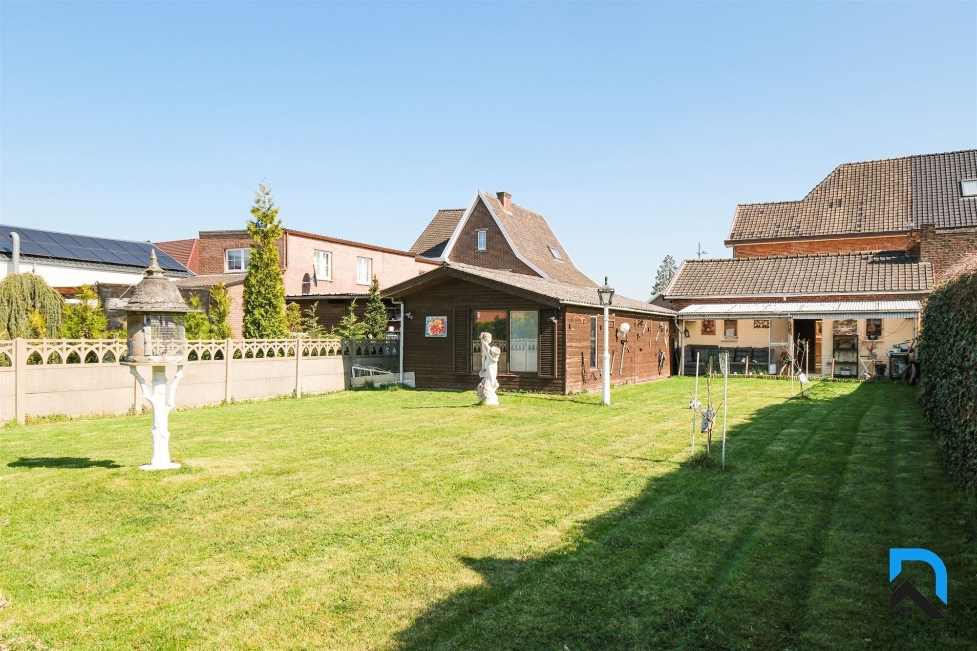 Ruime woning met grote tuin en dubbele garage foto 2