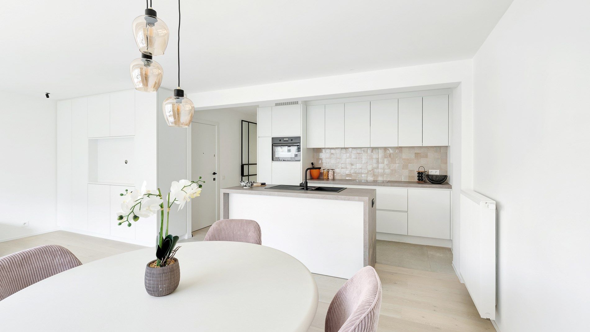 Luxueus gerenoveerd tweeslaapkamerappartement aan de vernieuwde boulevard van Heist foto {{pictureIndex}}
