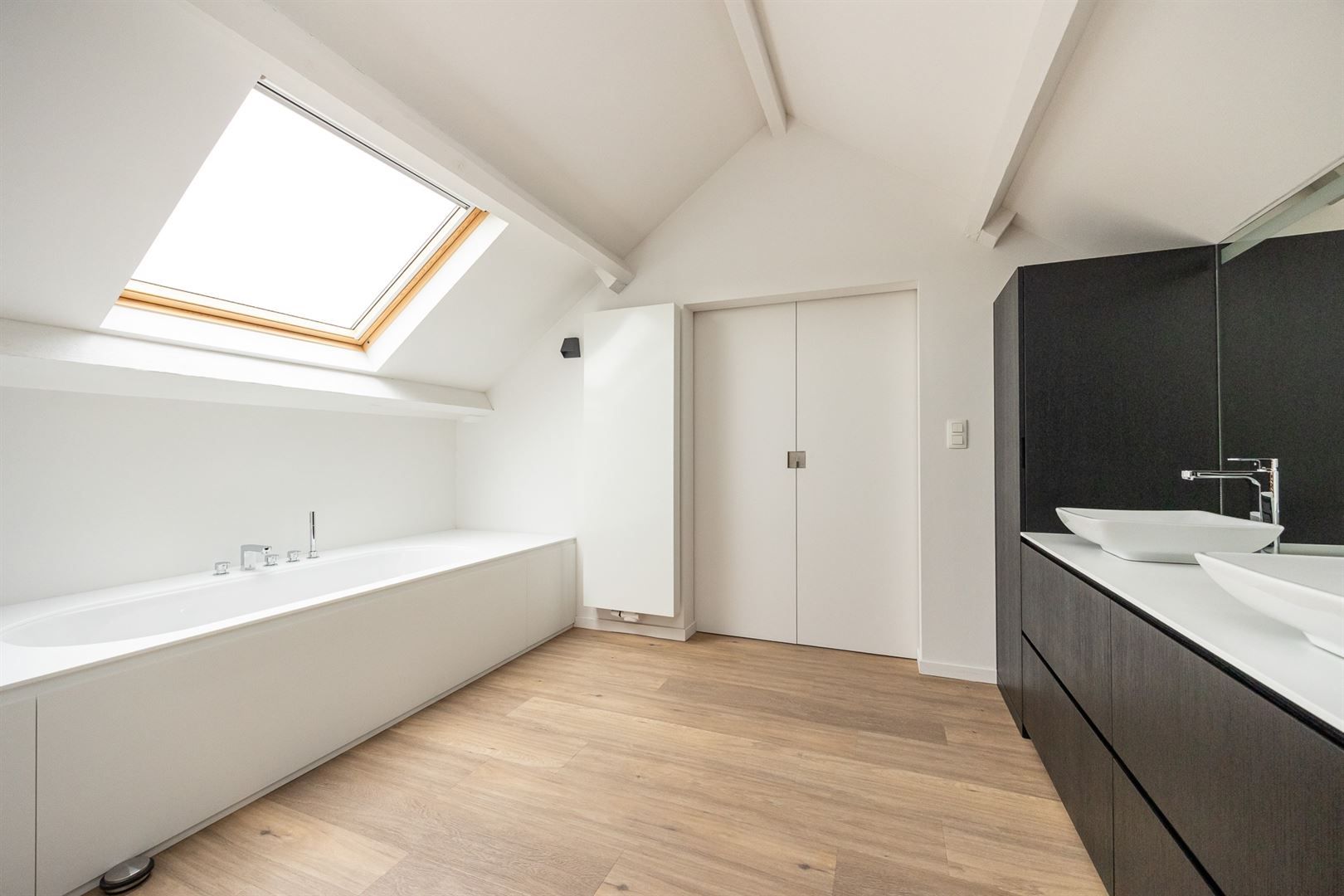 Ruime en sfeervolle OB te Heist-centrum! foto 23