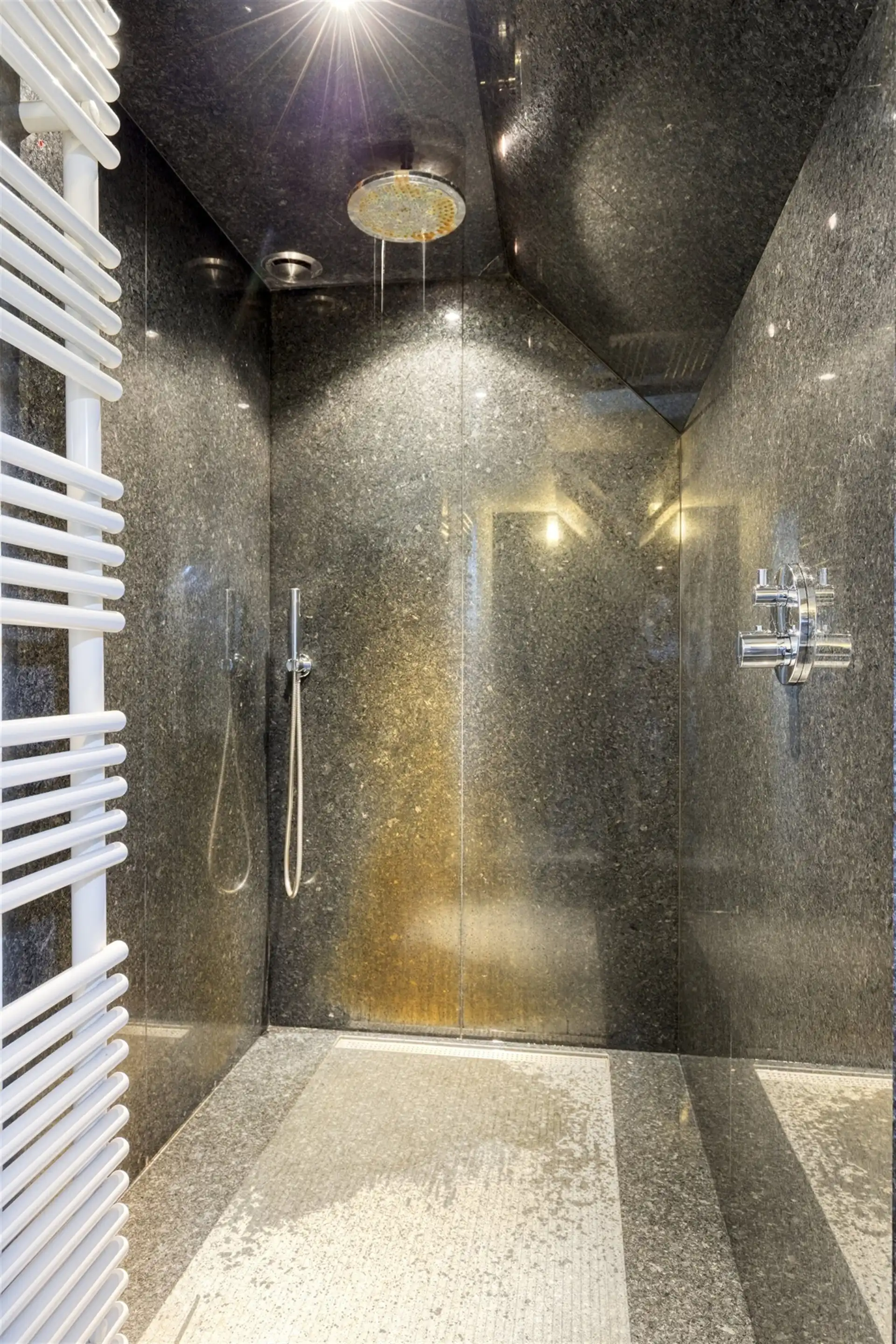 Karaktervolle, ruime villa met 4 slaapkamers foto 18