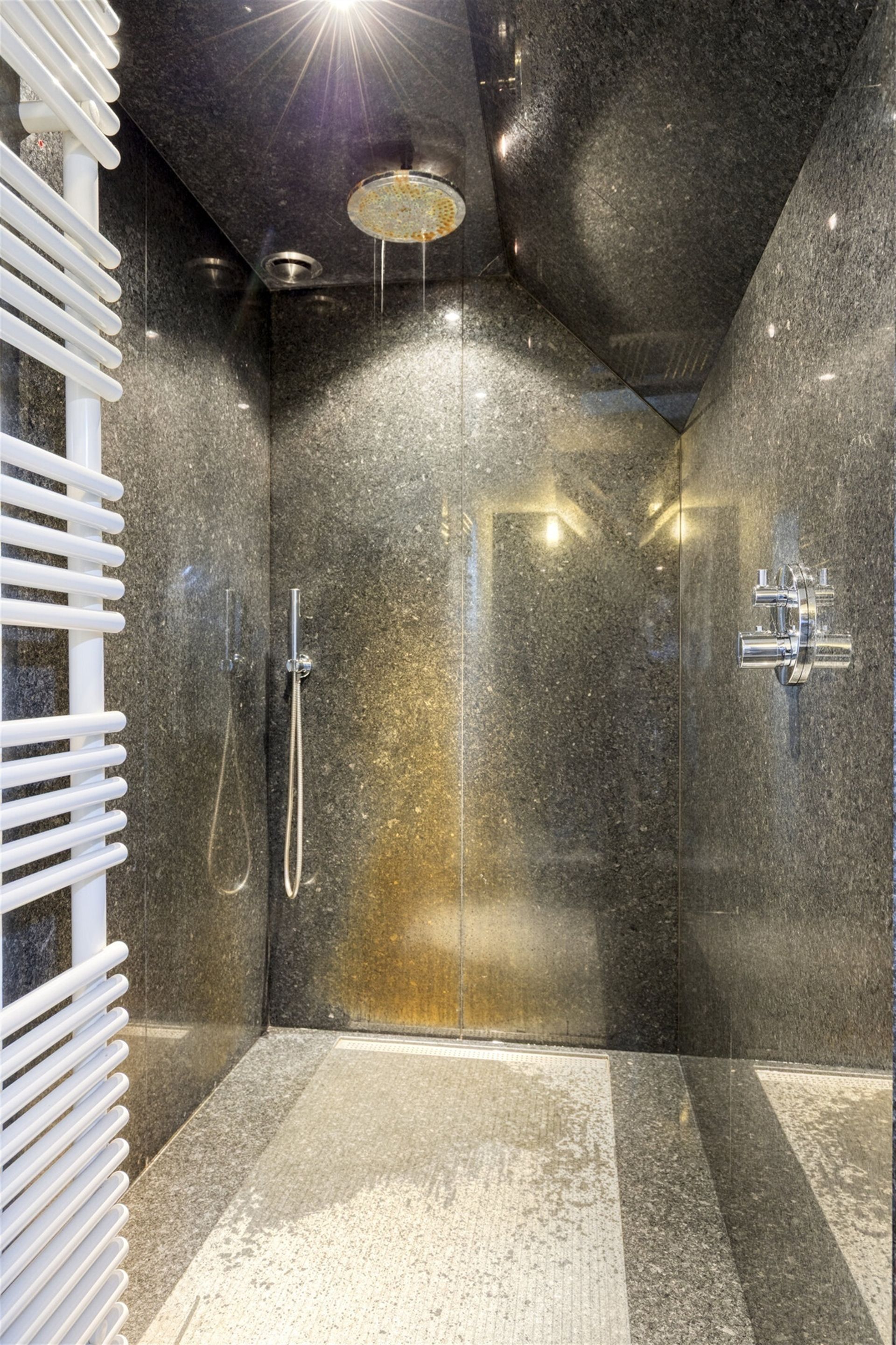 Karaktervolle, ruime villa met 4 slaapkamers foto 18