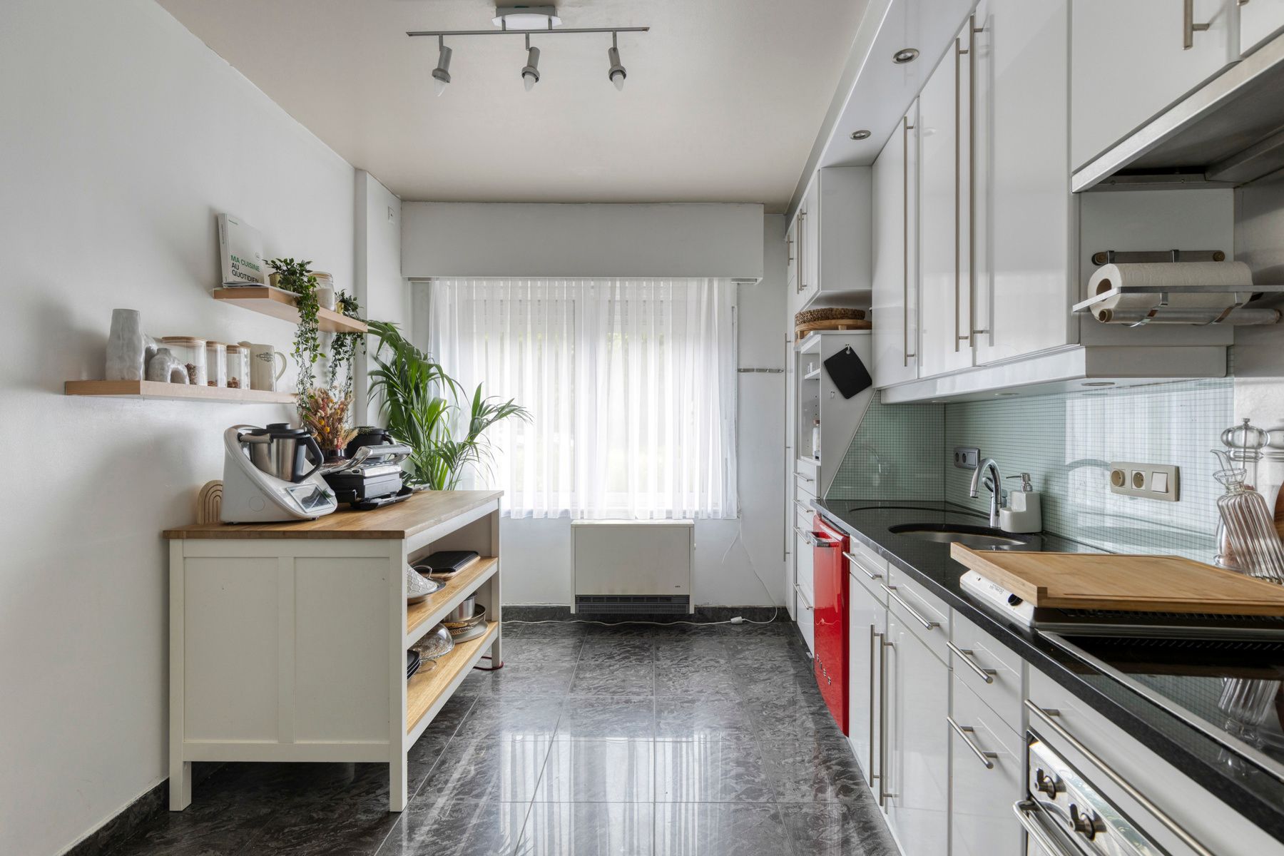 Licht en ruimte in dit appartement met tuin, inpandige garage en lift foto 14