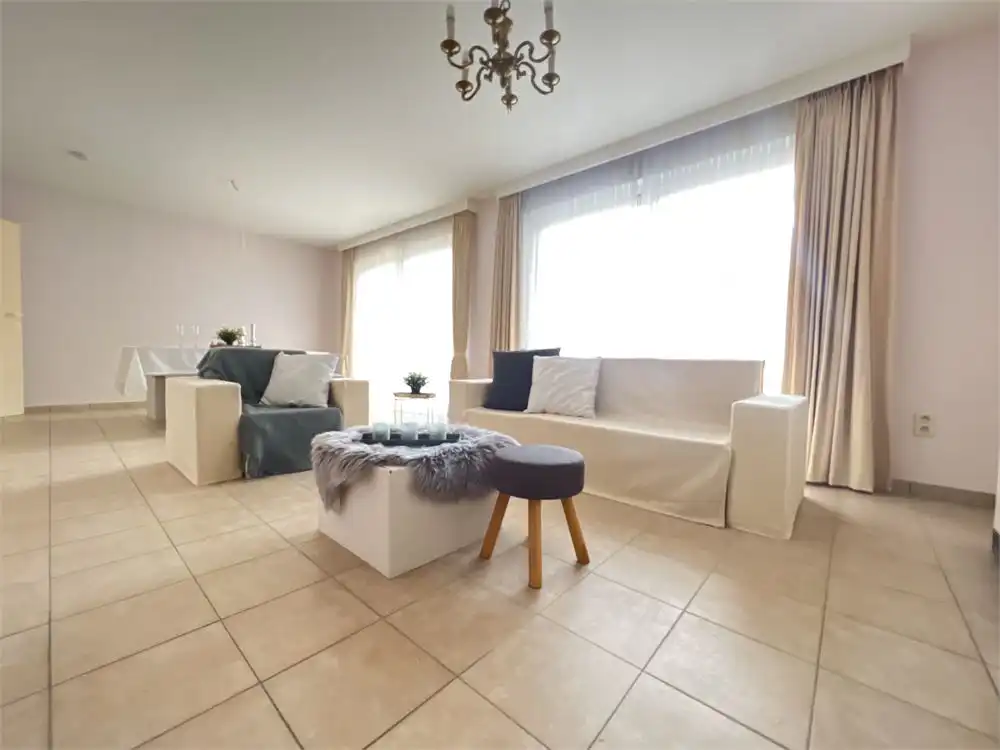 Ruim en lichtrijk app. met 2 slpks + garage mogelijk foto {{pictureIndex}}