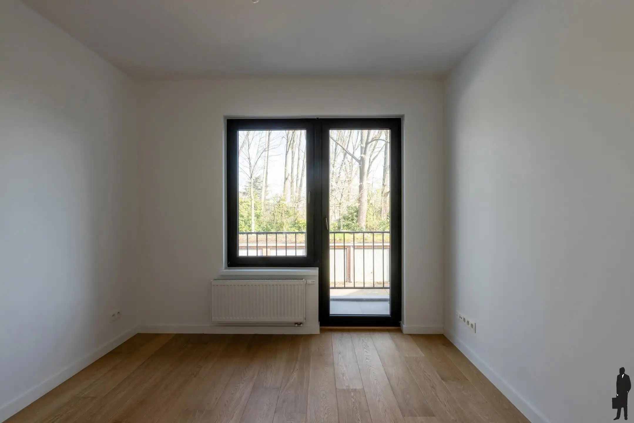 Gerenoveerd app met 2 slpk, terras en ruime inpandige garage foto 15