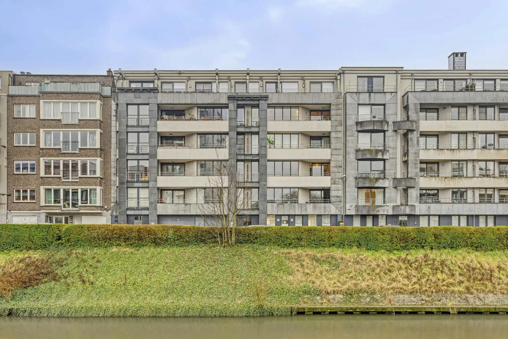 Ruim 3-slaapkamer appartement te koop aan de Eedverbondkaai foto 2