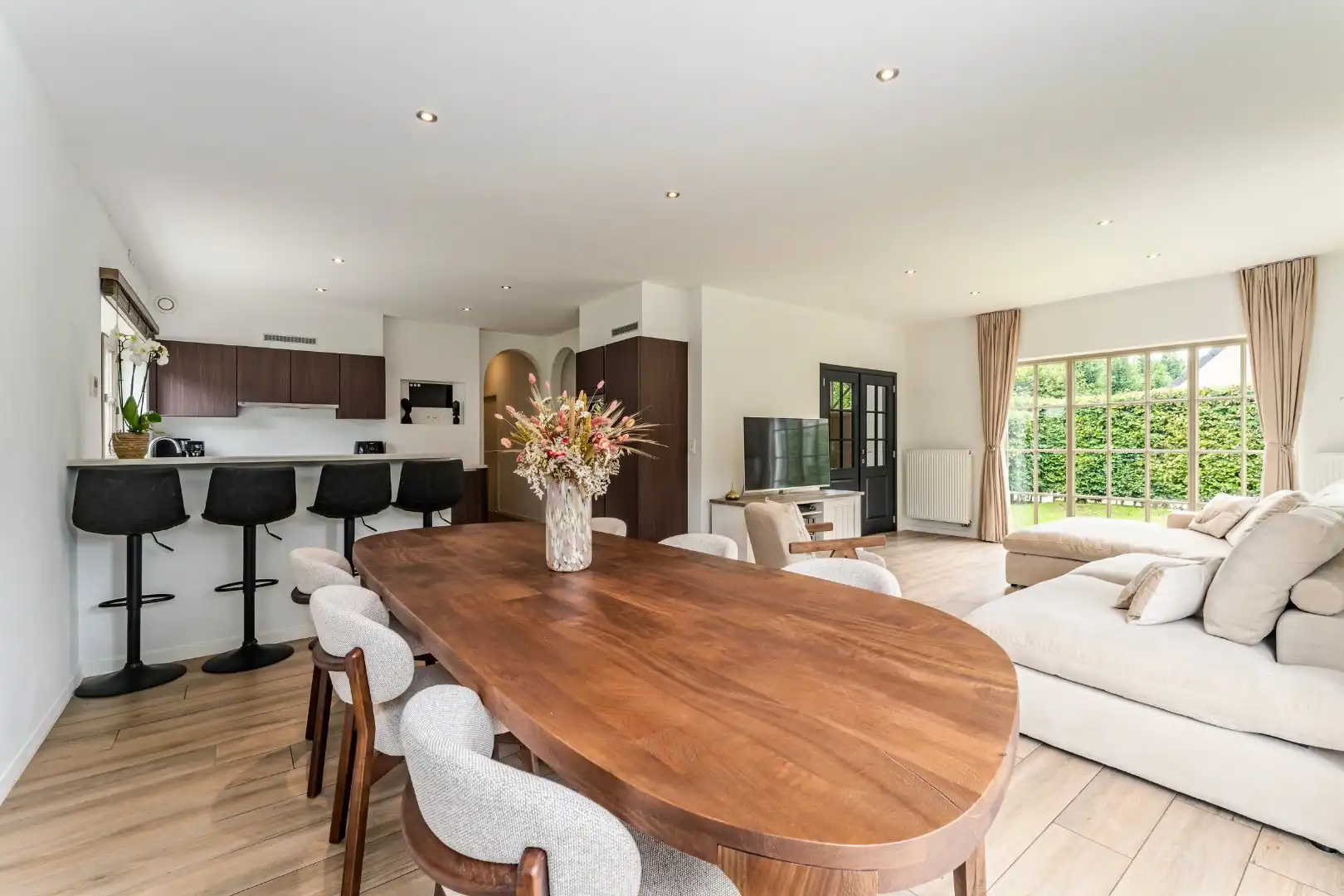 Exclusief gerenoveerde vrijstaande villa in rustige en residentiële omgeving foto 8