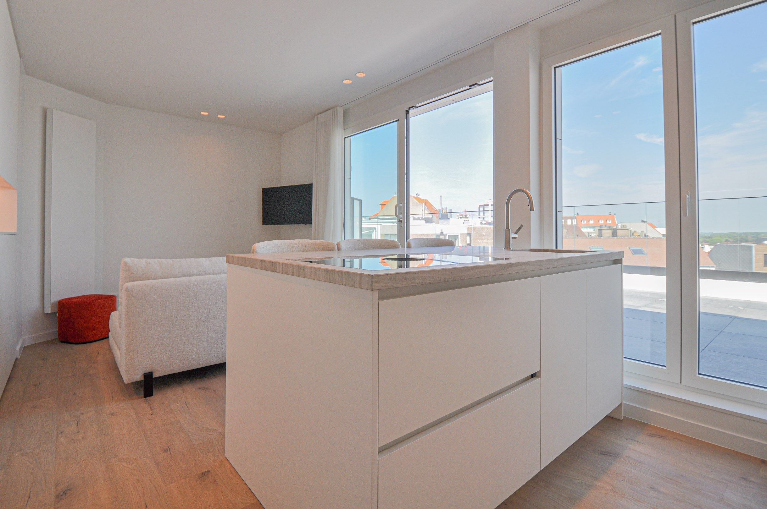 Volledig gerenoveerd dakappartement met een terras van ongeveer 45 m². foto 8