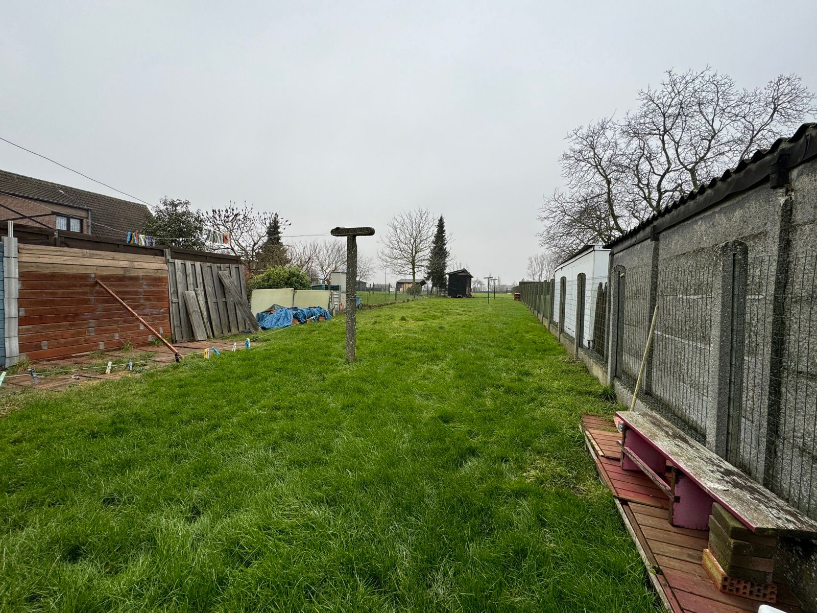 Te renoveren woning met 2 slaapkamers en grote tuin foto 3