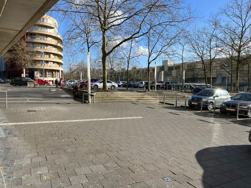 Commercieel pand van 180m² gelegen in het centrum van Genk, tegenover Shopping1. foto 3