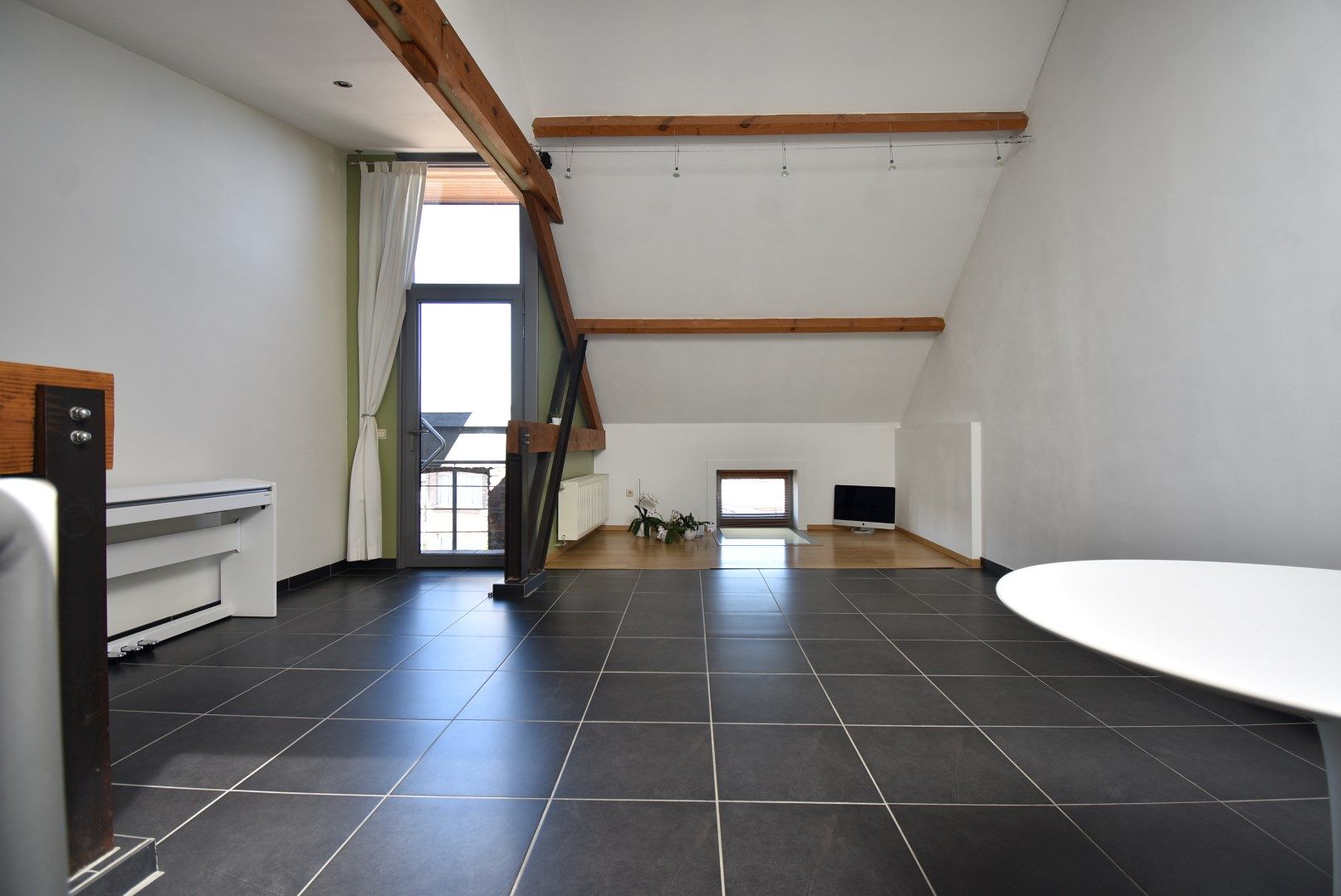 Duplex-appartement met 1 slaapkamer met unieke architectuur in hartje Beverst foto 2