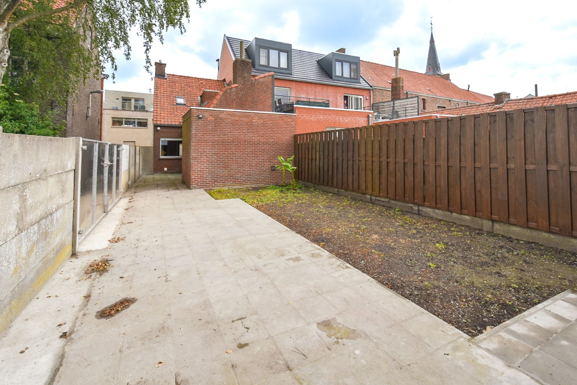 Te vernieuwen 3 slpk woning met tuin en garage in centrum Knesselare foto 2