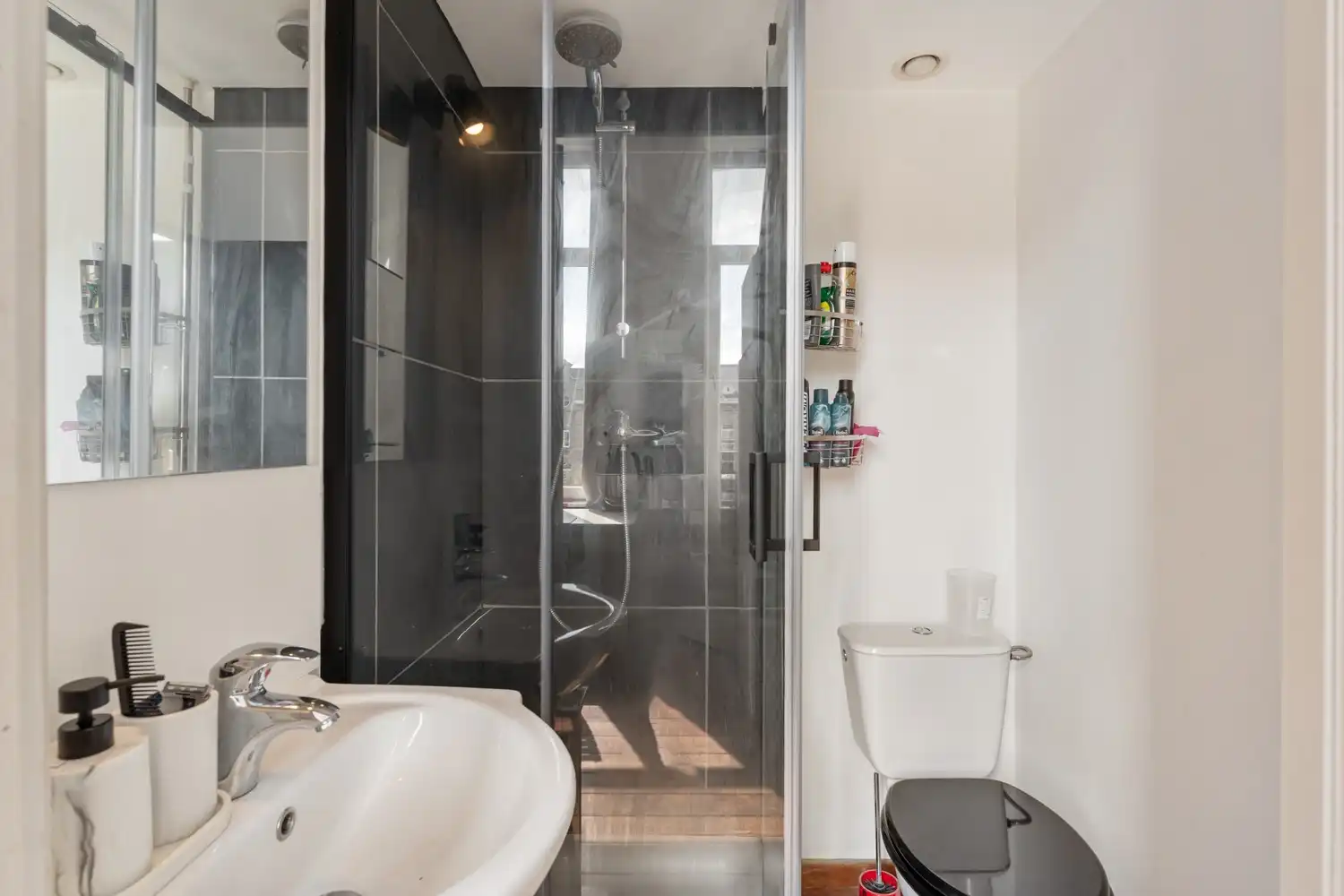 Vergund studentenhuis met een groen kotlabel en een nieuw dak(2025) bestaande uit 7 gemeubelde kamers met eigen sanitair en 1 studio te Leuven! foto 19