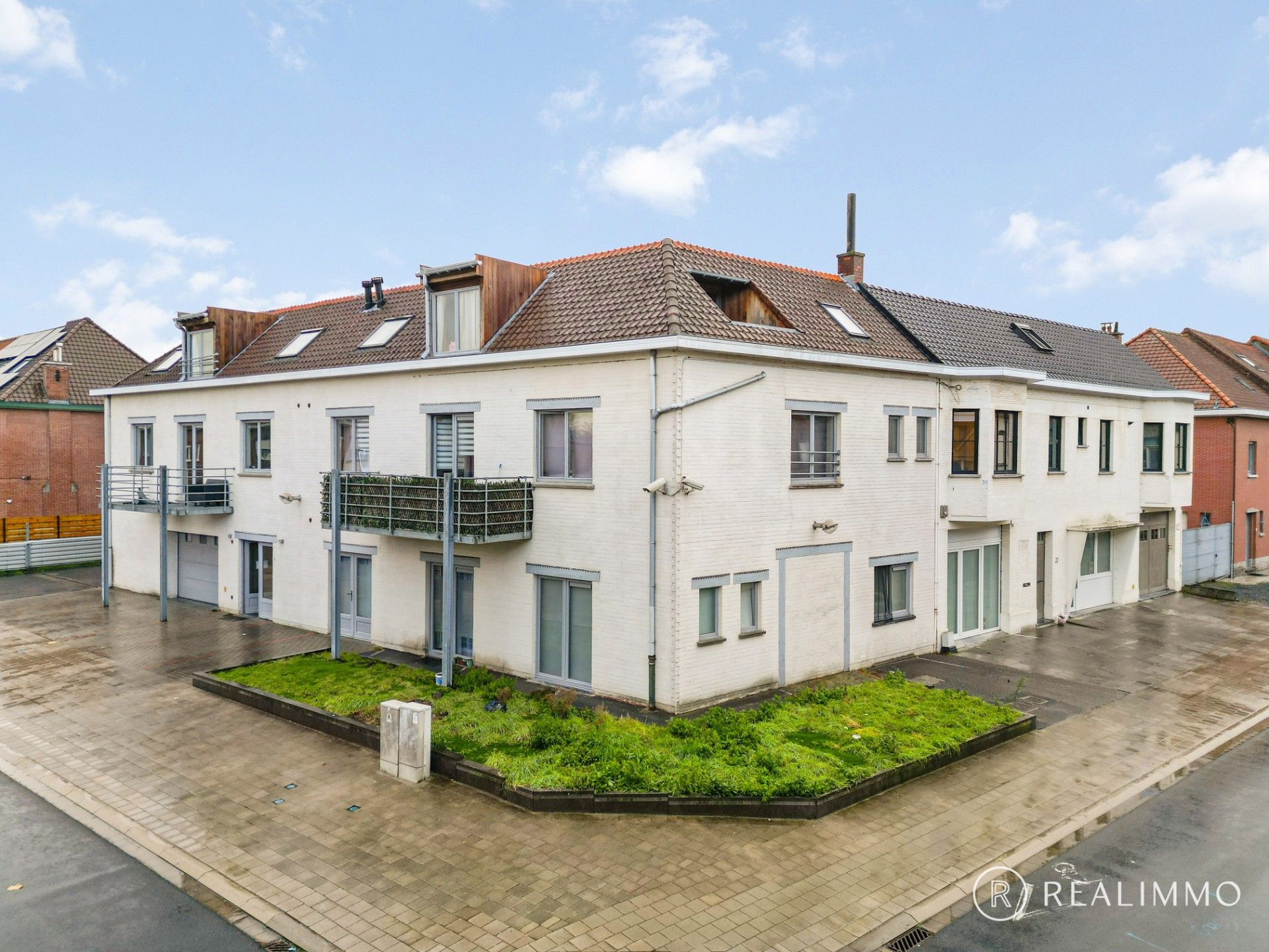 Kleinschalige residentie met 5 appartementen in Harelbeke foto {{pictureIndex}}