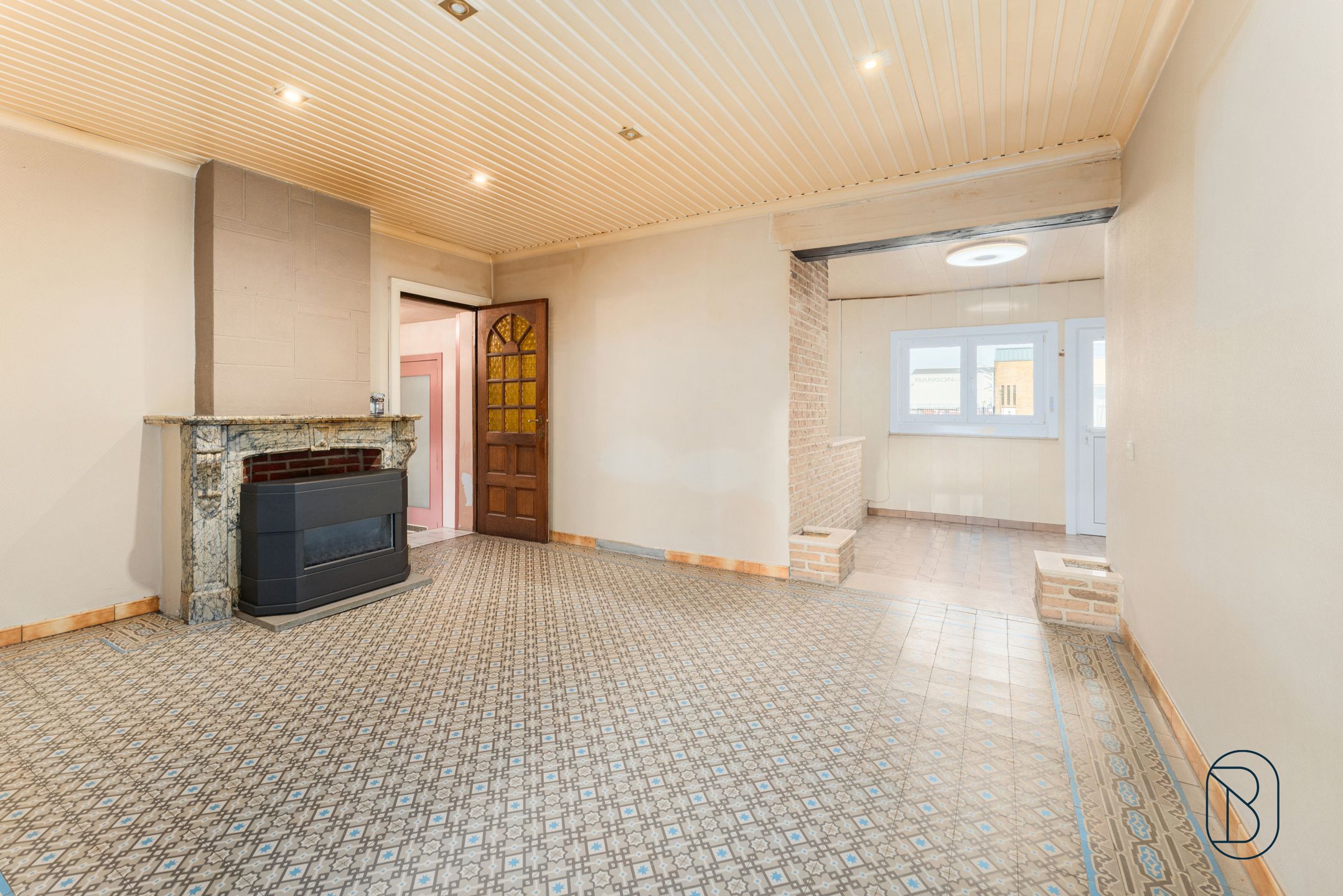 Topgelegen op te frissen woning met 5 slk en handige garage foto {{pictureIndex}}