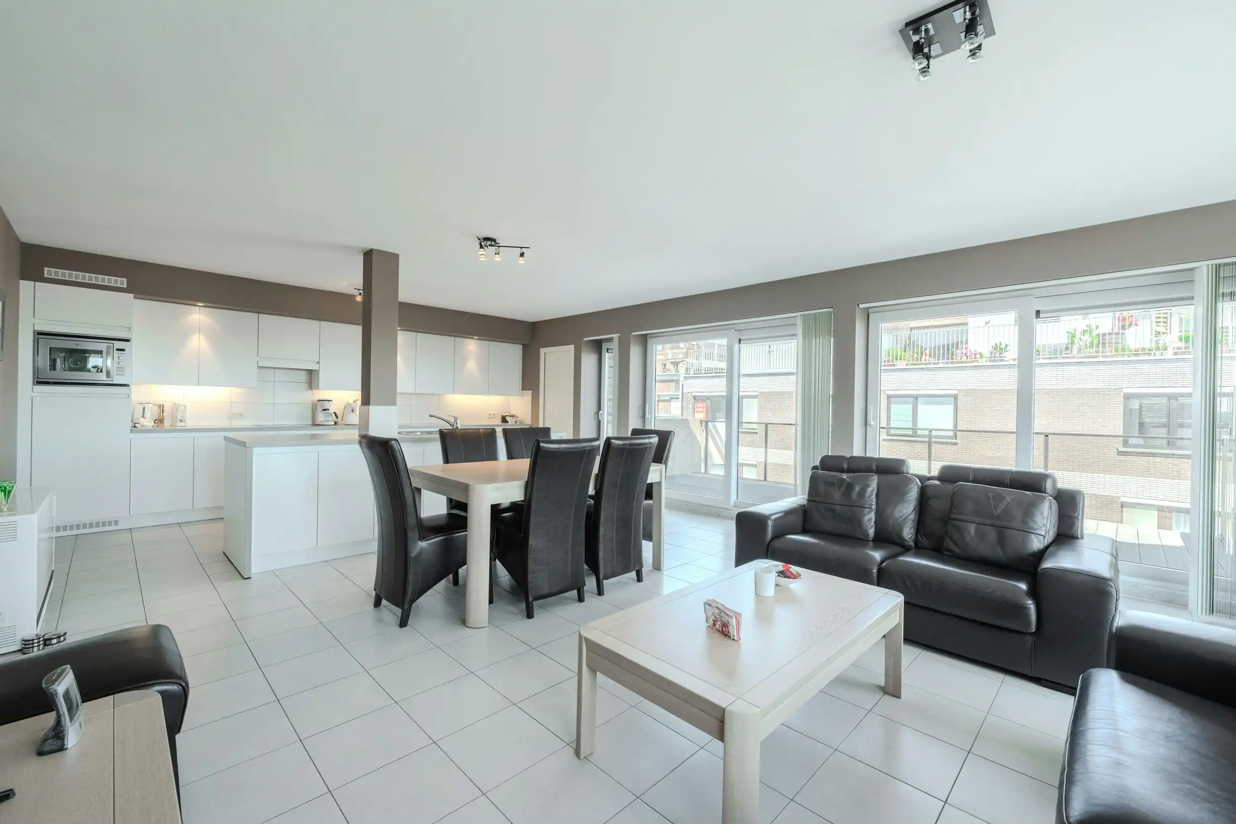 Lichtrijk hoekappartement met grote terrassen te koop op topligging! foto 4