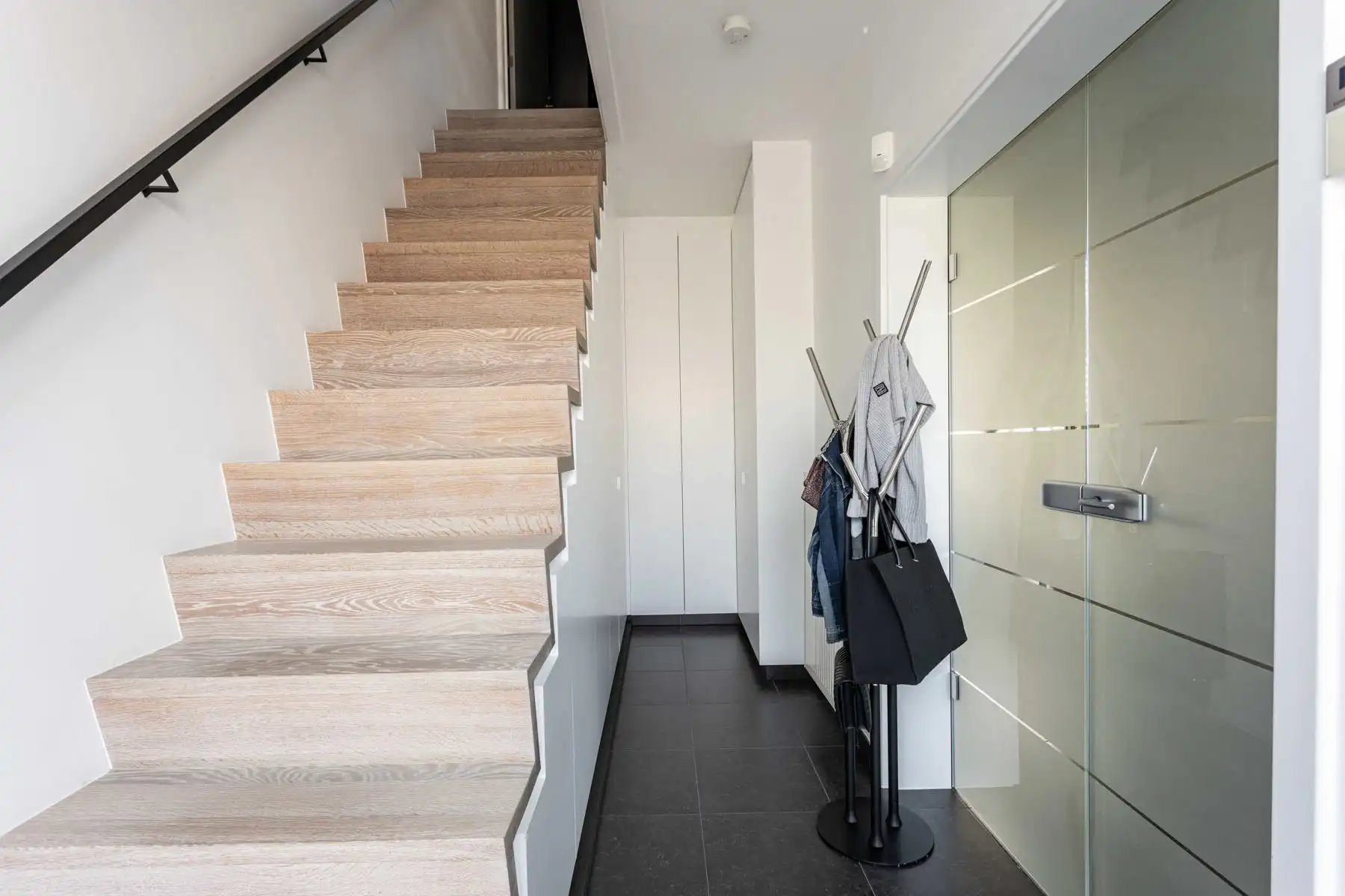 Prachtig onderhouden en instapklare woning vlakbij het centrum van Lede foto 2