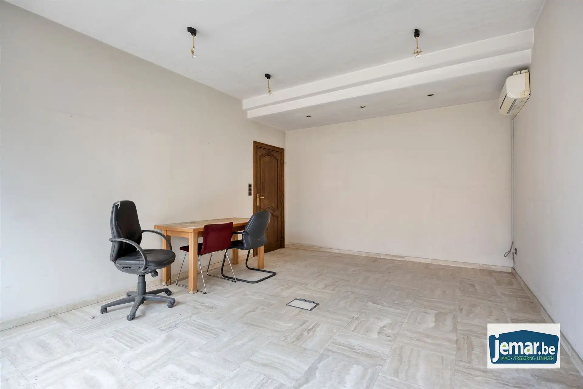 Villa met professionele opslagruimte, kelder en kantoorruimtes. foto 30