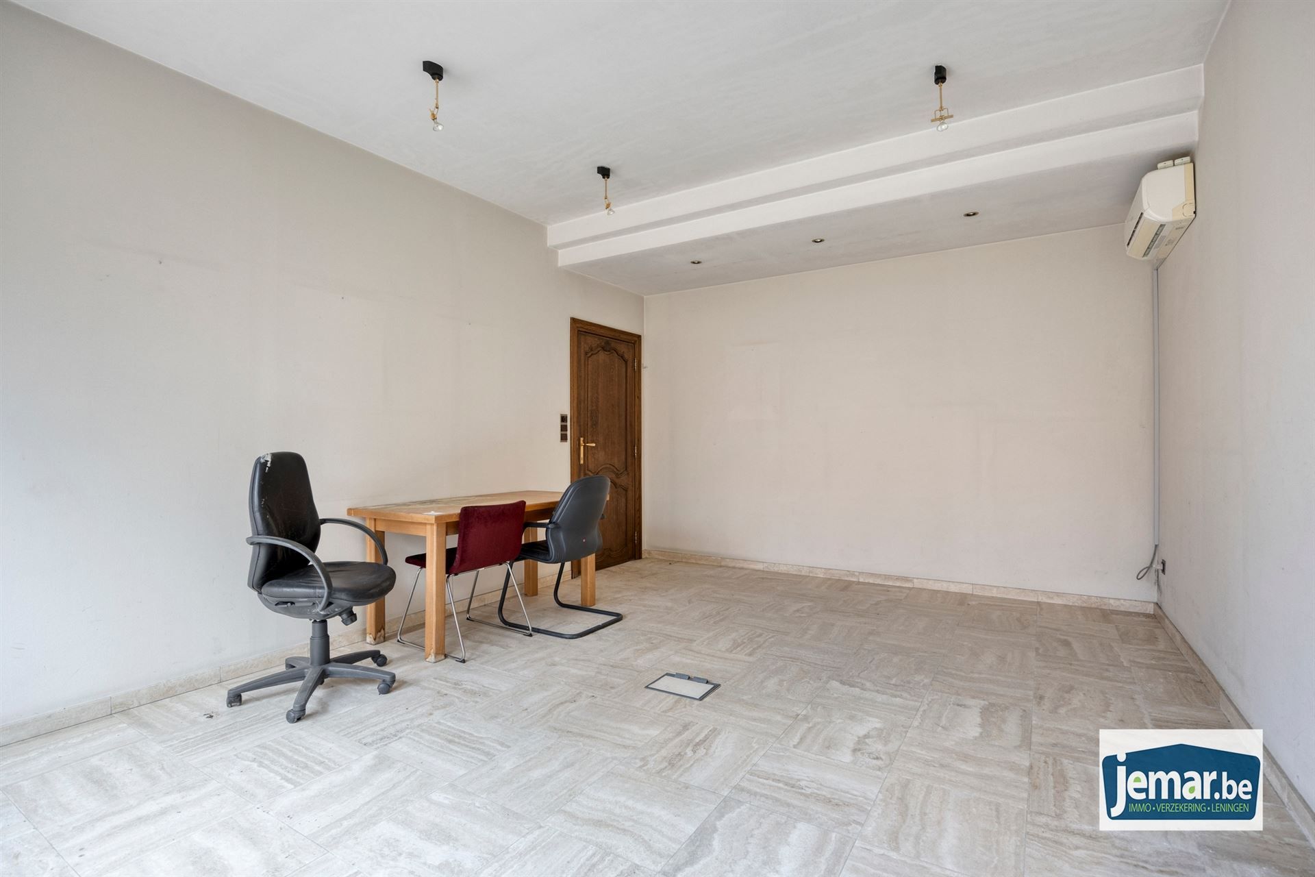 Villa met professionele opslagruimte, kelder en kantoorruimtes. foto 30