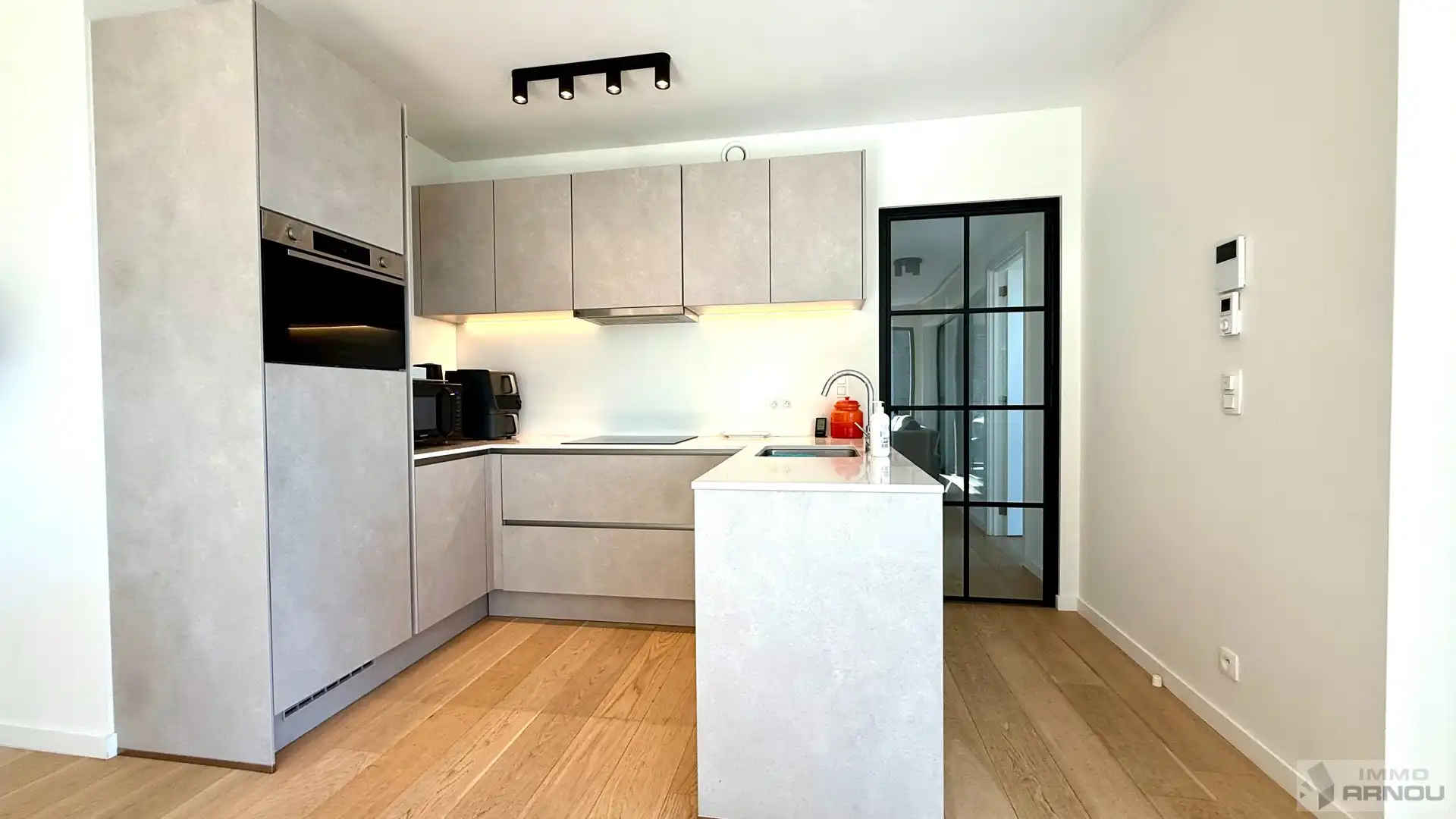 Instapklaar recent appartement met 2 slaapkamers foto 6