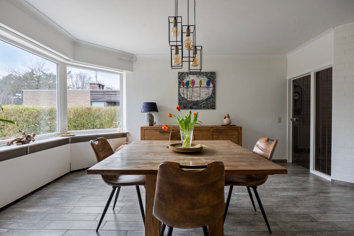 TIJDLOZE PAREL IN HET GROEN - STIJLVOL GERENOVEERDE VRIJSTAANDE WONING MET PRAKTIJK- OF BUREAURUIMTE OP RUIM PERCEEL VAN 13A31CA. foto 6