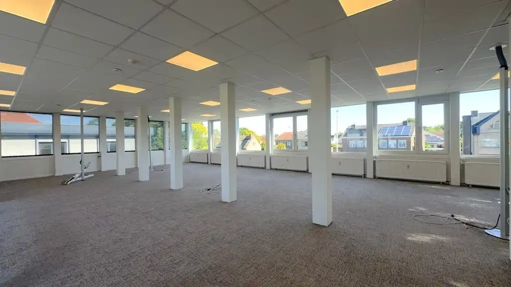 Instapklaar kantoor te huur vlakbij R4 en E40 in Drongen foto 6