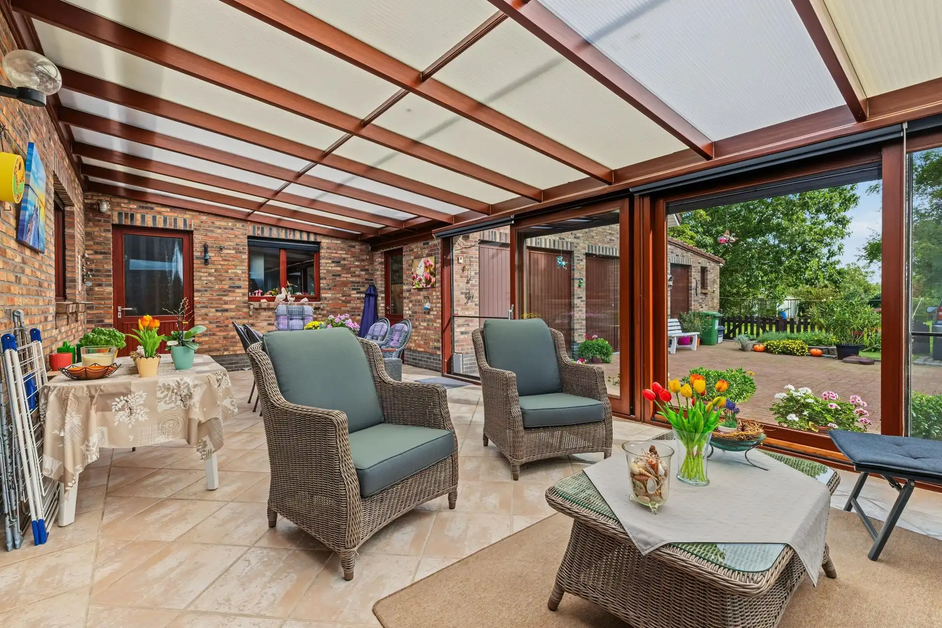 Ruim opgezette, landelijke woning mooie tuin op een perceel van ca. 3.028m² foto 9