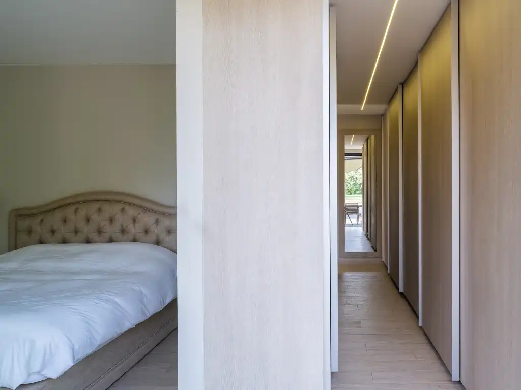 Imposante villa (BJ 2015) met onder meer een buitenzwembad en een sfeervol ingericht bijgebouw met sauna foto 16