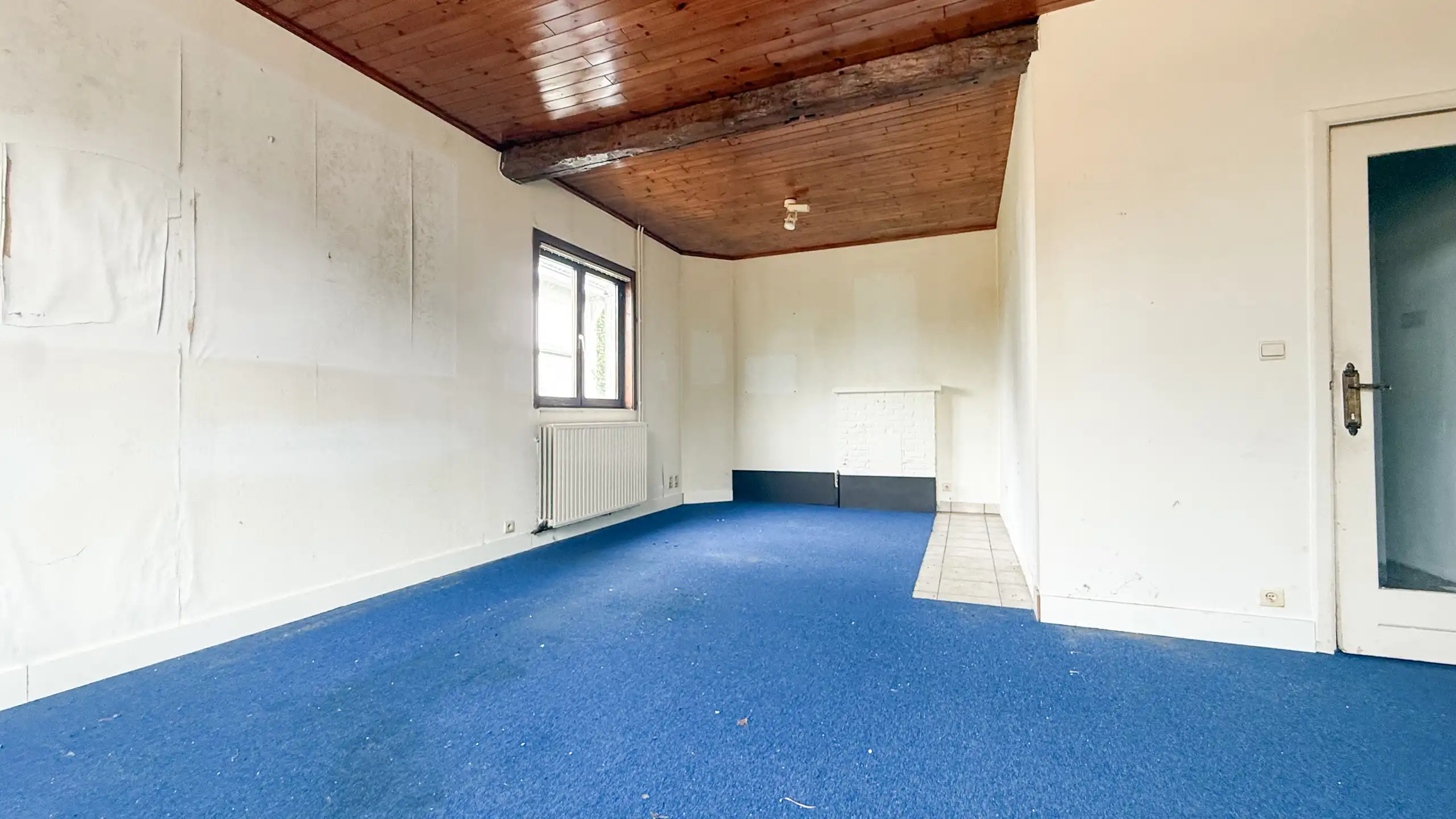 Renovatiepand met ruime living en mooi perceel van 6+ are! foto 2