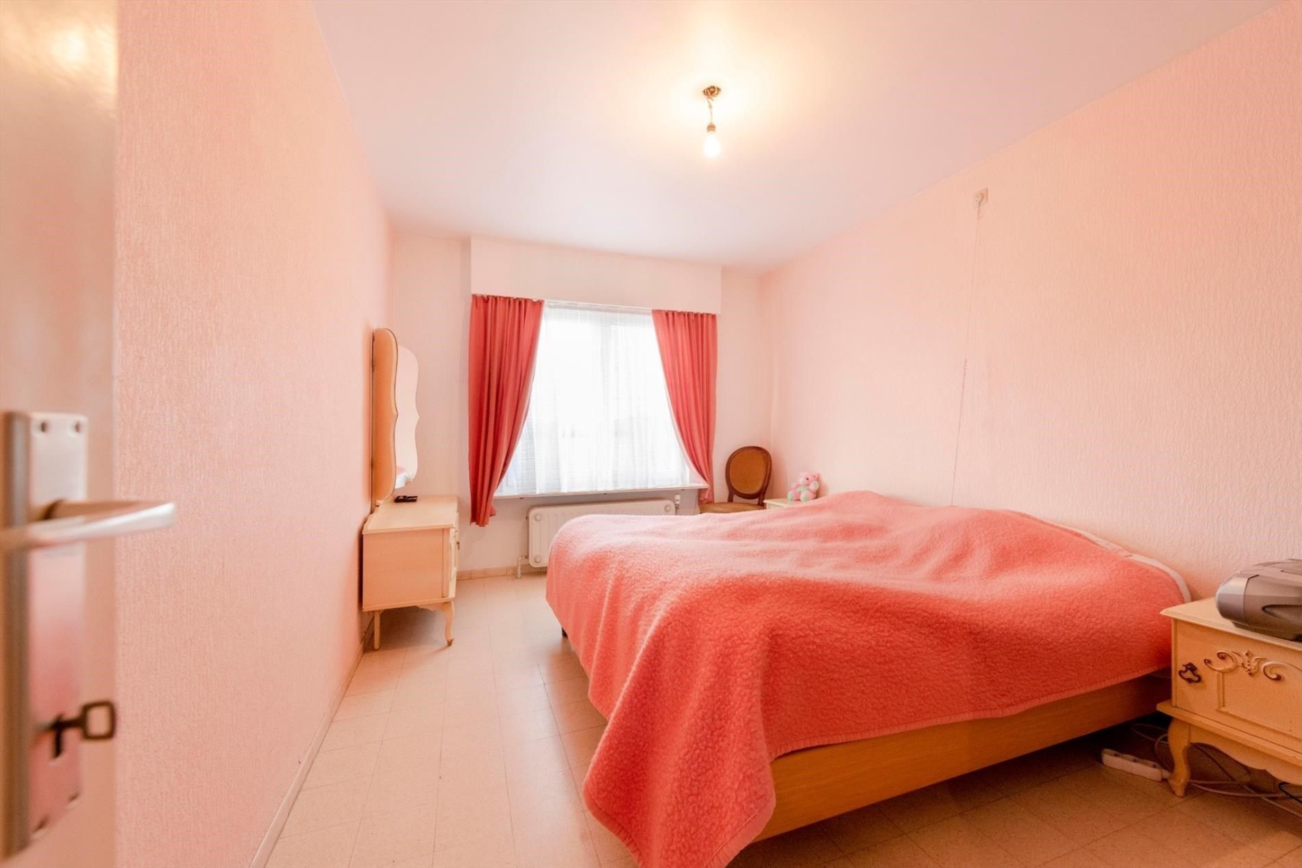 ALLEENSTAANDE WONING OP 1.037 m² MET MAAR LIEFST 375 m² BRUIKBAAR VLOEROPP!!! foto 11
