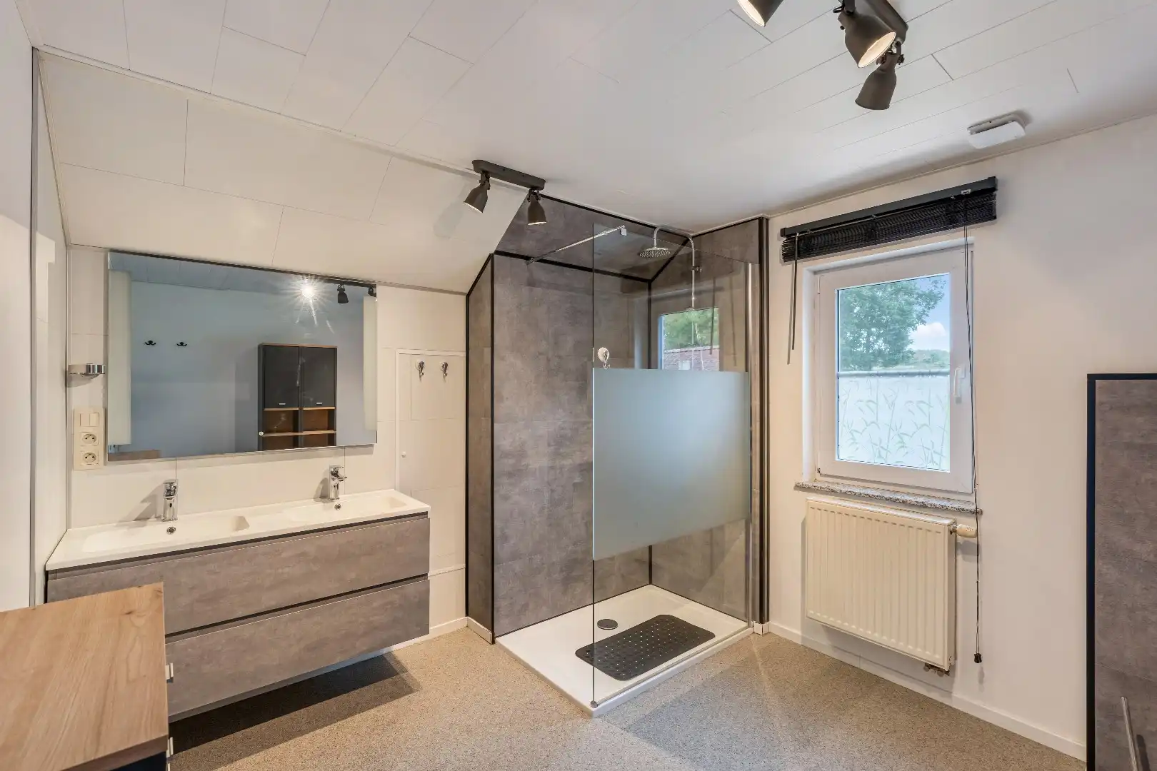 IDYLLISCH WONEN in natuurrijk landschap van maar liefst 28a 23ca. foto 28