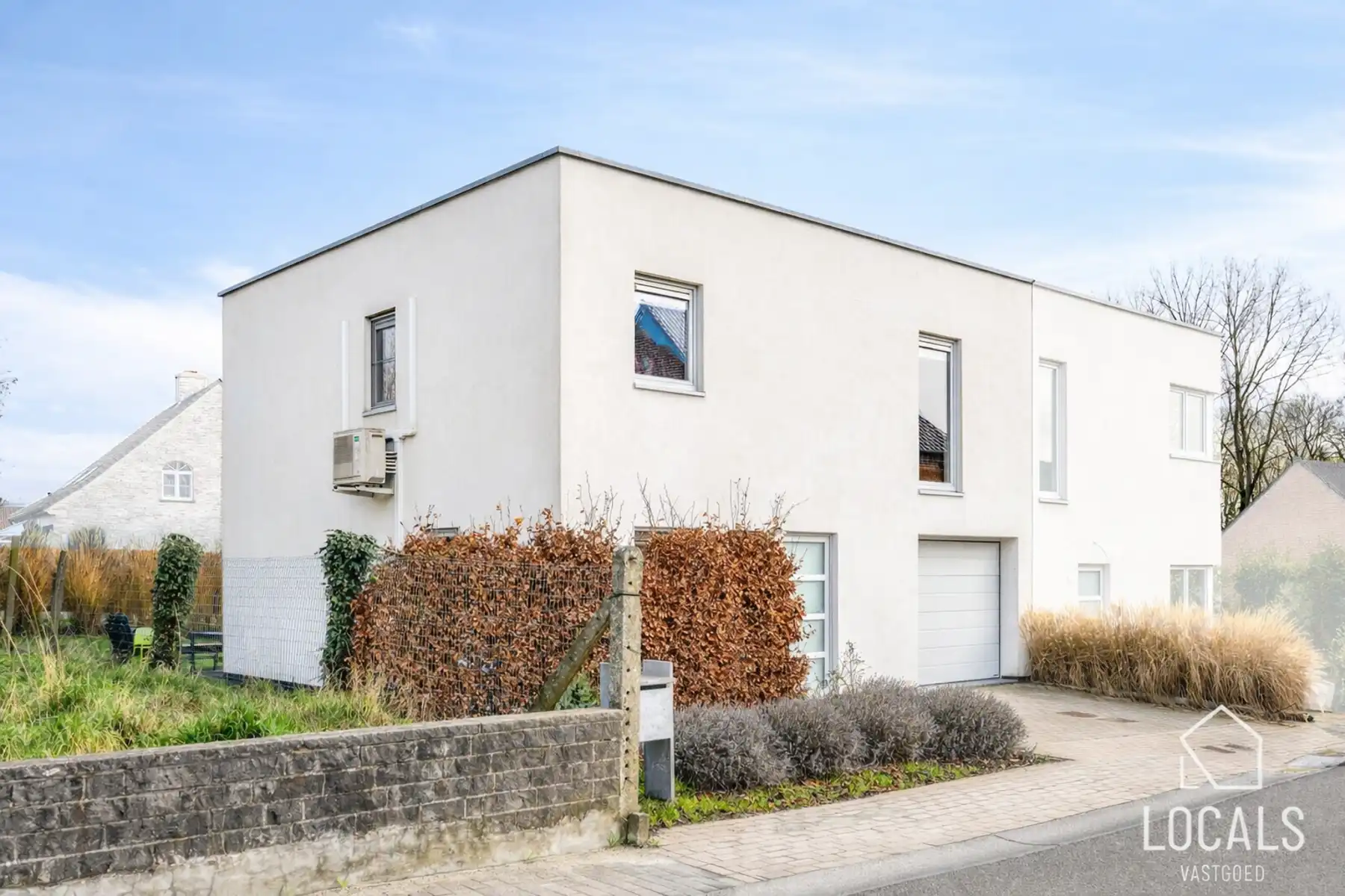 Recente instapklare HOB met garage, tuin en 3 slaapkamers foto {{pictureIndex}}