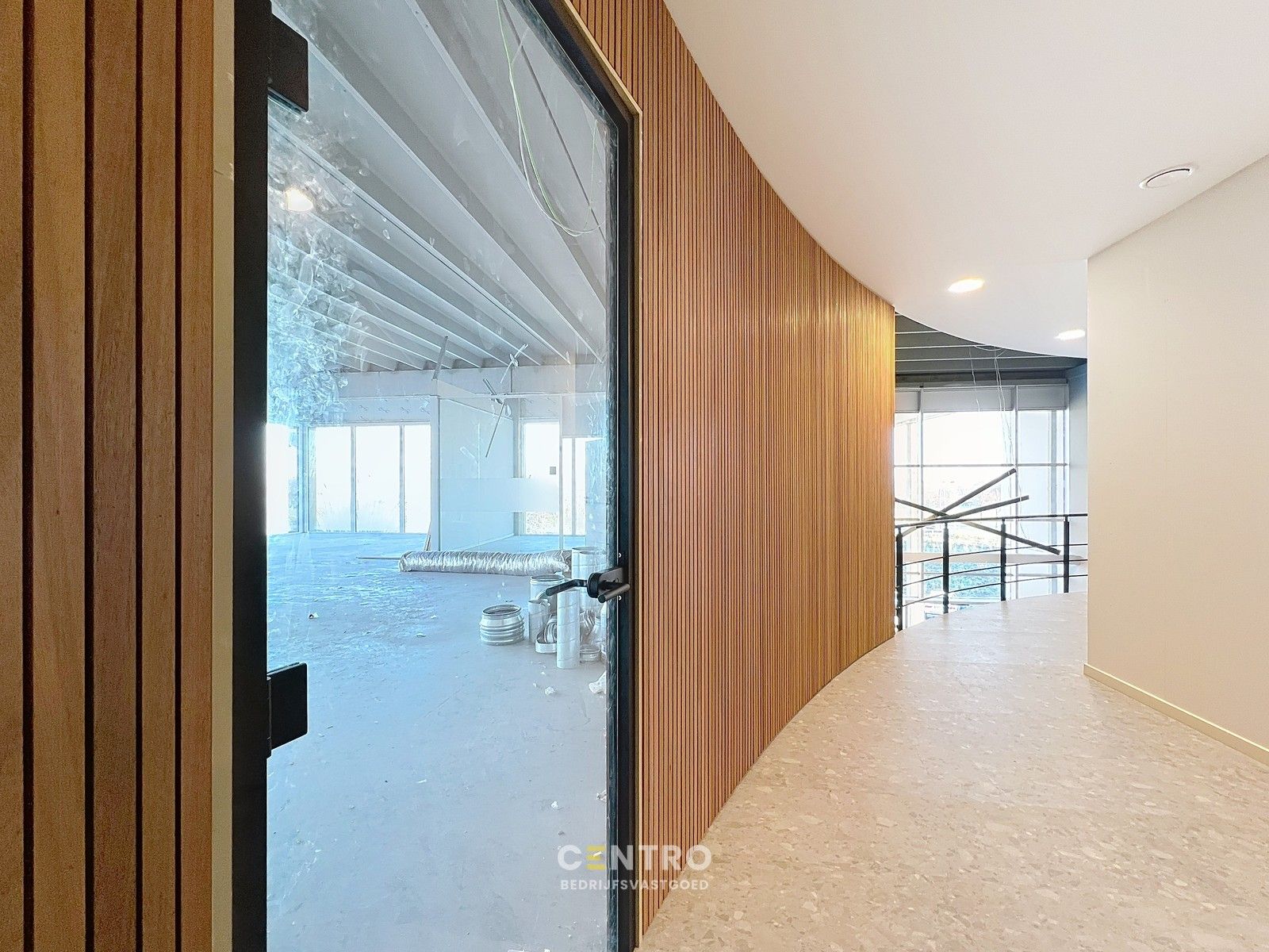 Energiezuinige, vernieuwde SERVICED kantoorruimte met mogelijkheid om een MAGAZIJN (215m²) bij te huren op Ieper Business Park! foto 14
