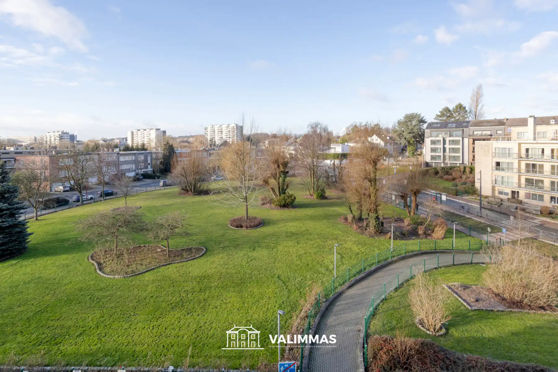 Gerenoveerd en comfortabel appartement met terras en kelder foto 2