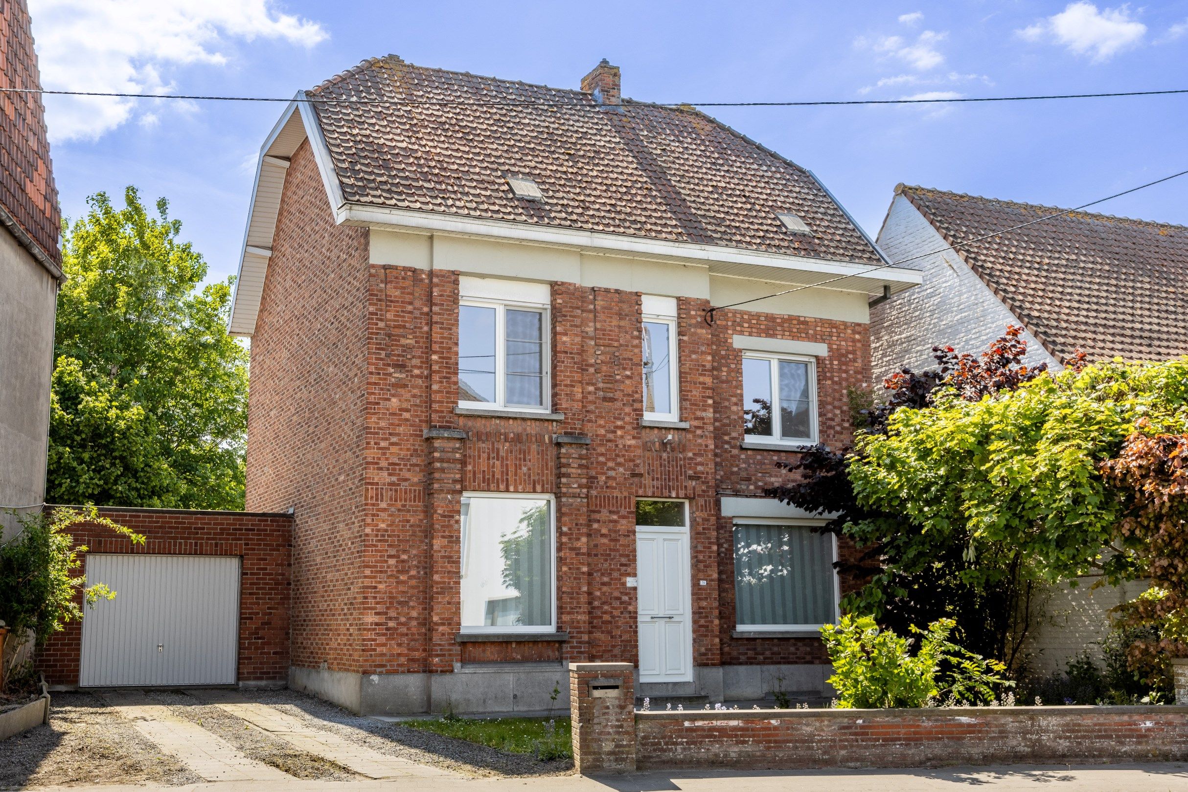CHARMANTE BURGERWONING MET GARAGE foto {{pictureIndex}}