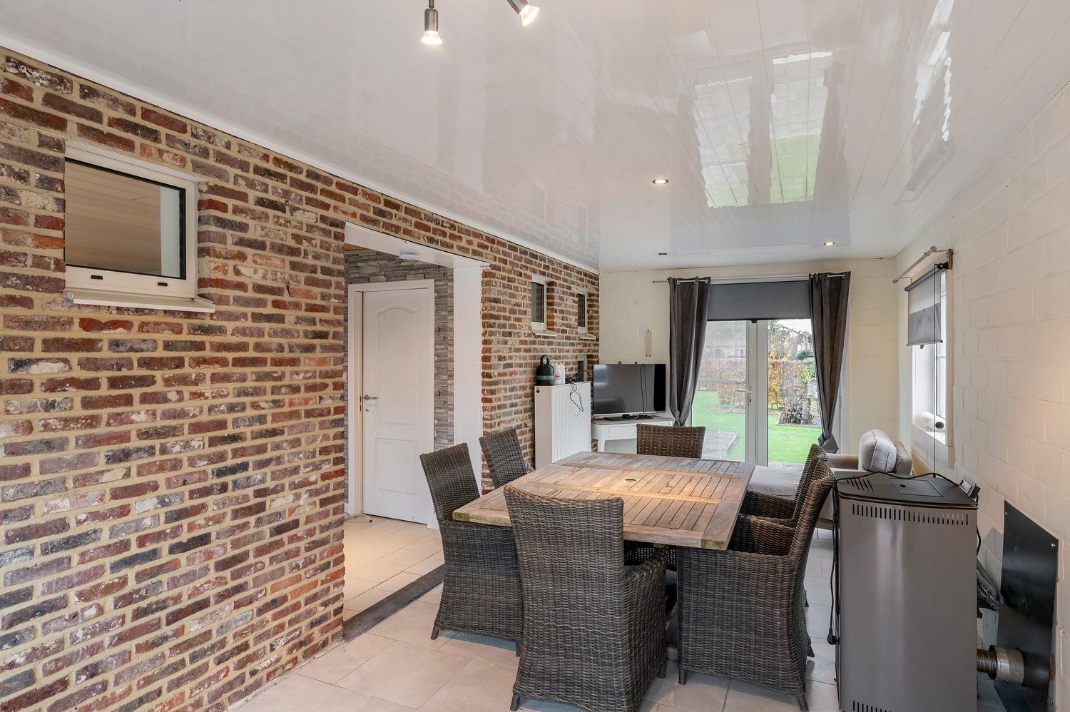 Ruime, instapklare pastorijwoning met bijgebouw op 1 180 m². foto 28