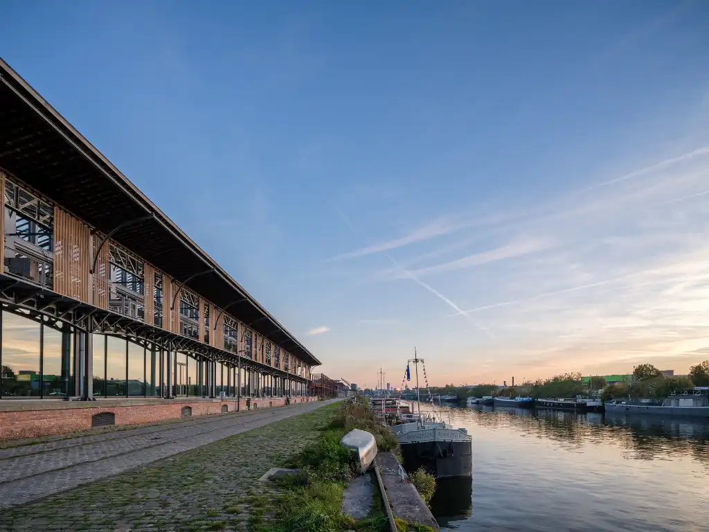 Luxueus en tijdloos – Exceptionele loft met 2 slaapkamers, aparte bureauruimte en ruim terras in een beschermd gebouw met een rijke industriële voorgeschiedenis. foto 24