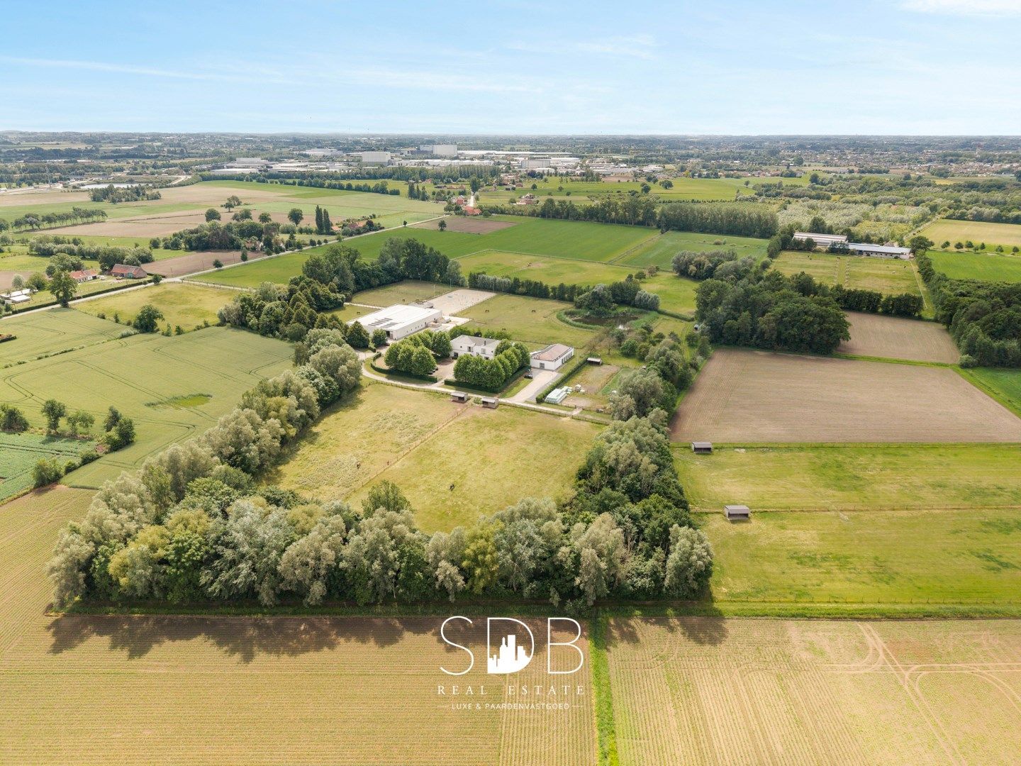 Prachtige villa met hippische accommodatie en graslanden op +/- 23 ha foto 6