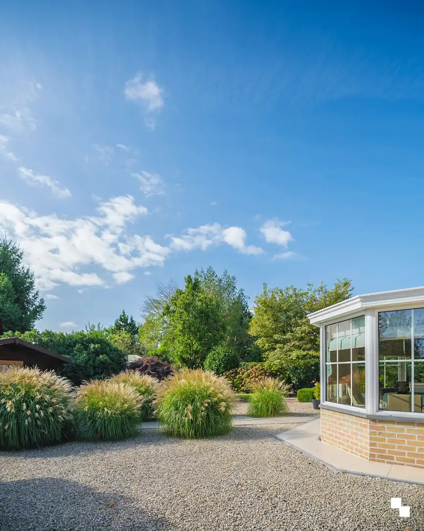 Laagbouwvilla in gegeerde straat met aangename tuin foto 18