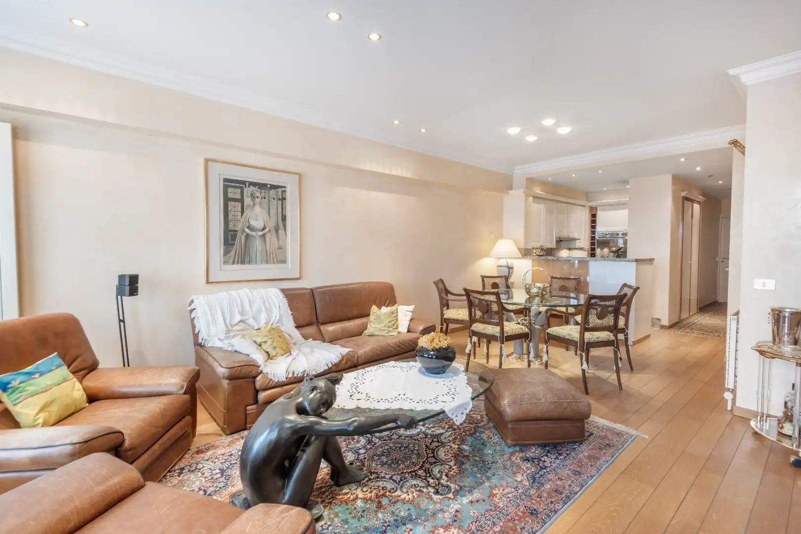 Luxueus ingericht appartement aan de zonnekant van de Dumortierlaan. Parking in het gebouw mgl. foto {{pictureIndex}}