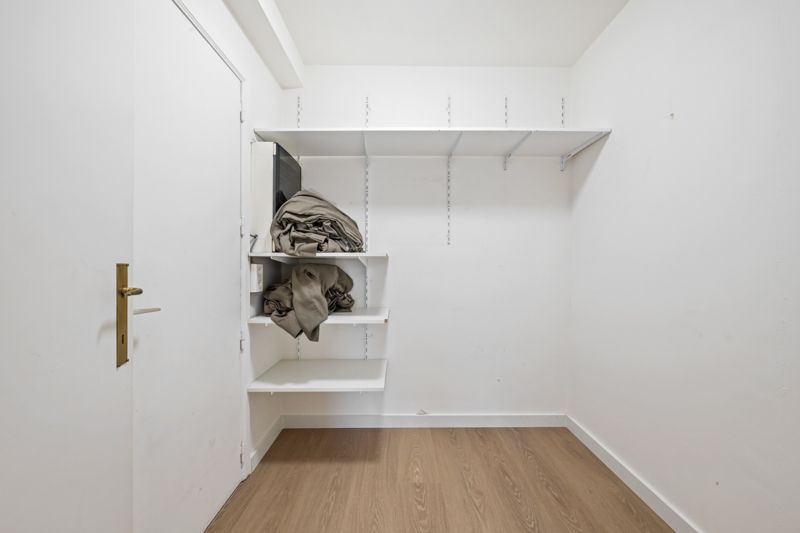 Roeselare-stadskern. Ruim verzorgd appartement van 118m3 met 3 slaapkamers, 2 terrassen, 3de verdieping. Uiterst ruim met zicht op de Grote Markt. TOPPER ! foto 9