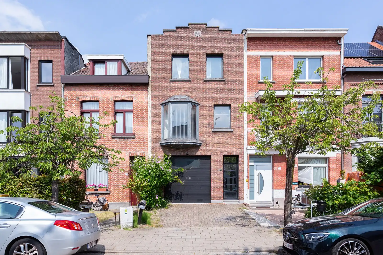 Hoofdfoto van de publicatie: Lichtrijke bel-etagewoning met dubbele garage en ruime tuin
