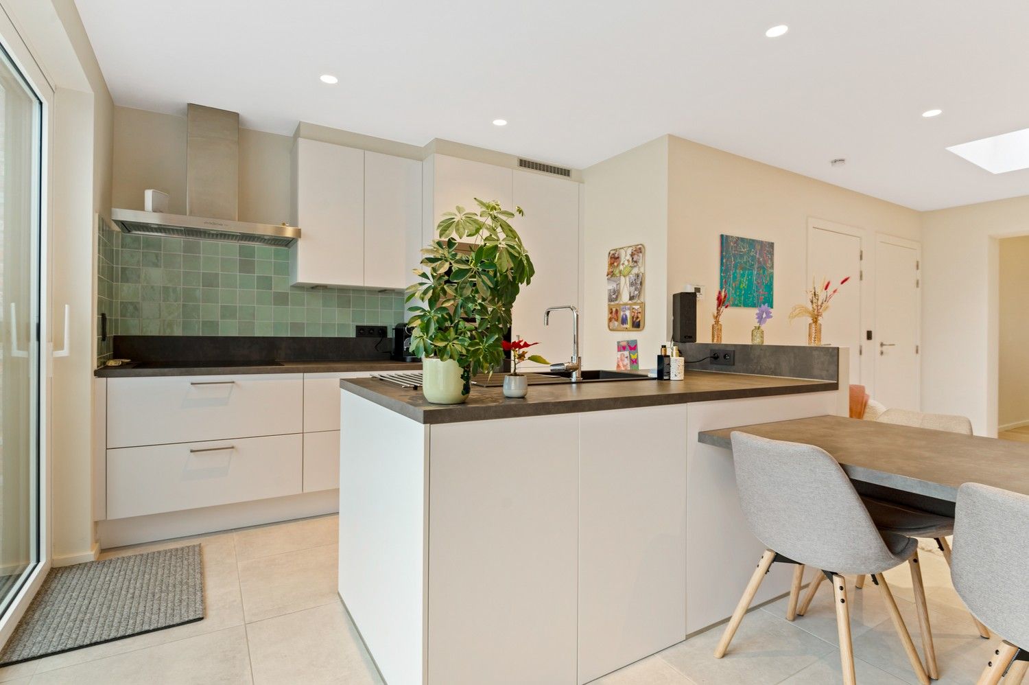 Instapklare, volledig gerenoveerde woning met uitstekende ligging in Schoten foto 4